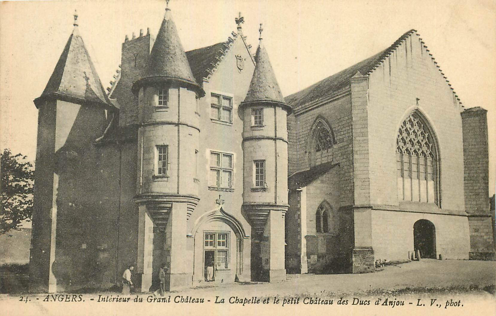 CPA Angers Interieur du Grand Chateau La Chapelle et le petit Chateau des Ducs d'Anjou 