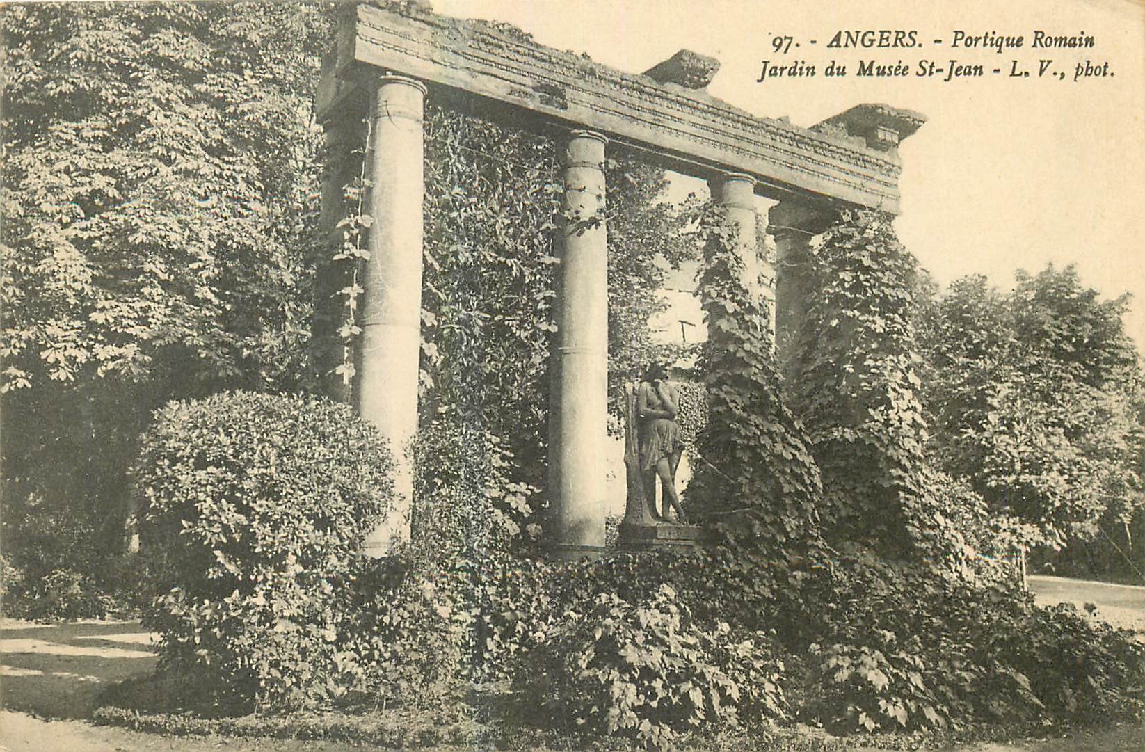 CPA Angers Portique Romain Jardin du Musee St Jean 