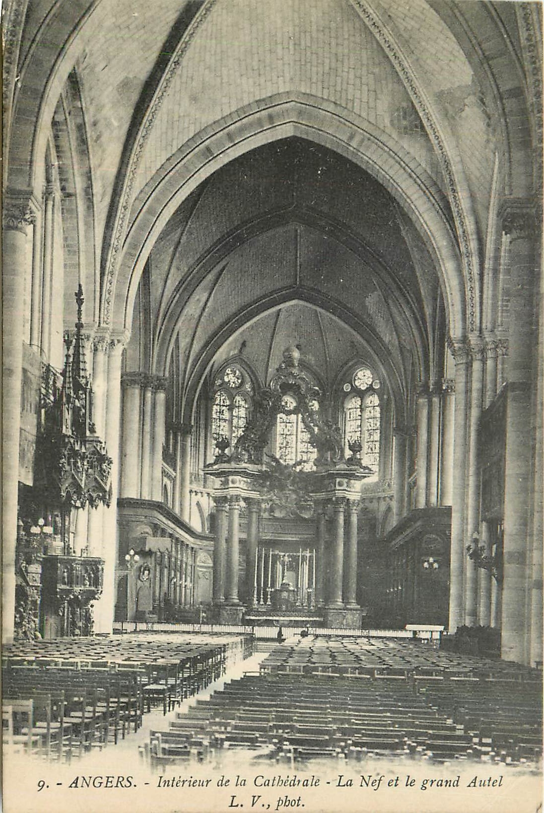 CPA Angers Interieur de la Cathedrale La Nef et le grand Autel 