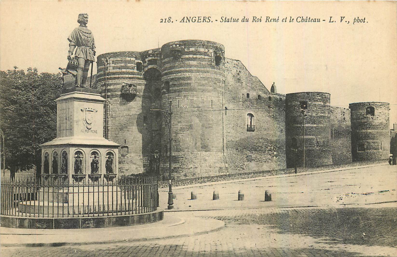 CPA Angers Statue du Roi et le Chateau 