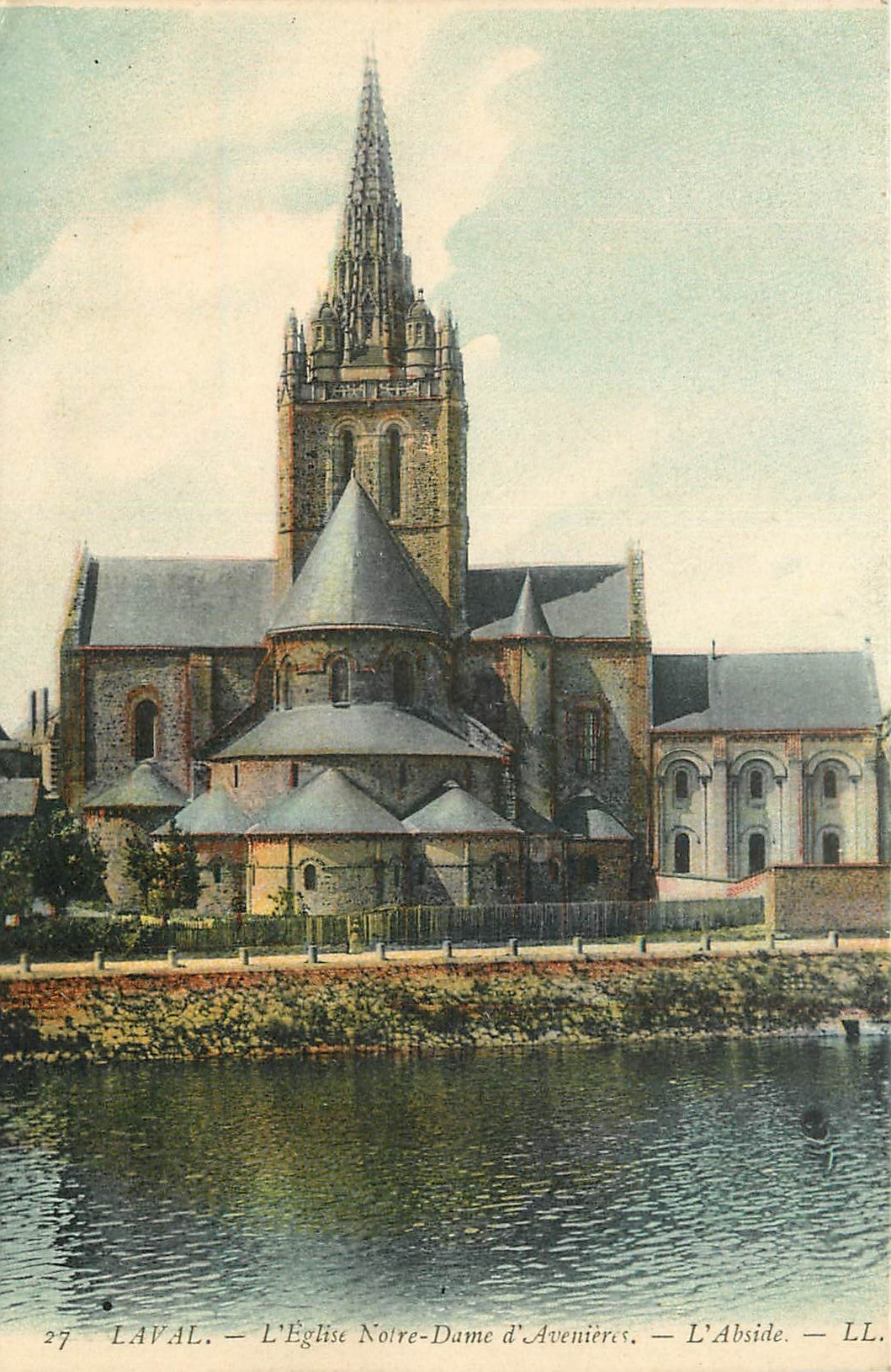 CPA Laval l'Eglise Notre Dame d'Avenieres l'Abside 