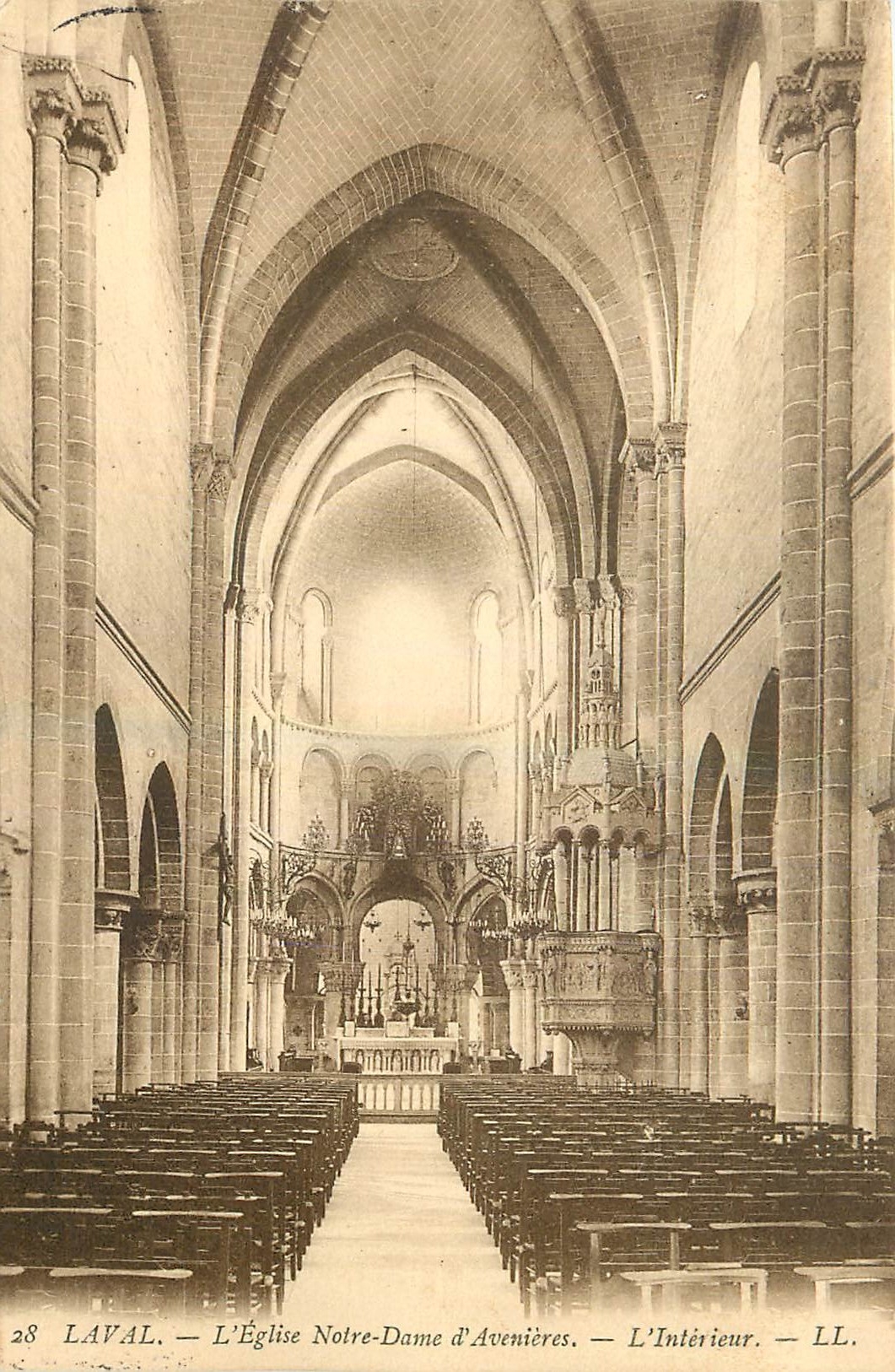 CPA Laval l'Eglise Notre Dame d'Avenieres l'Interieur 