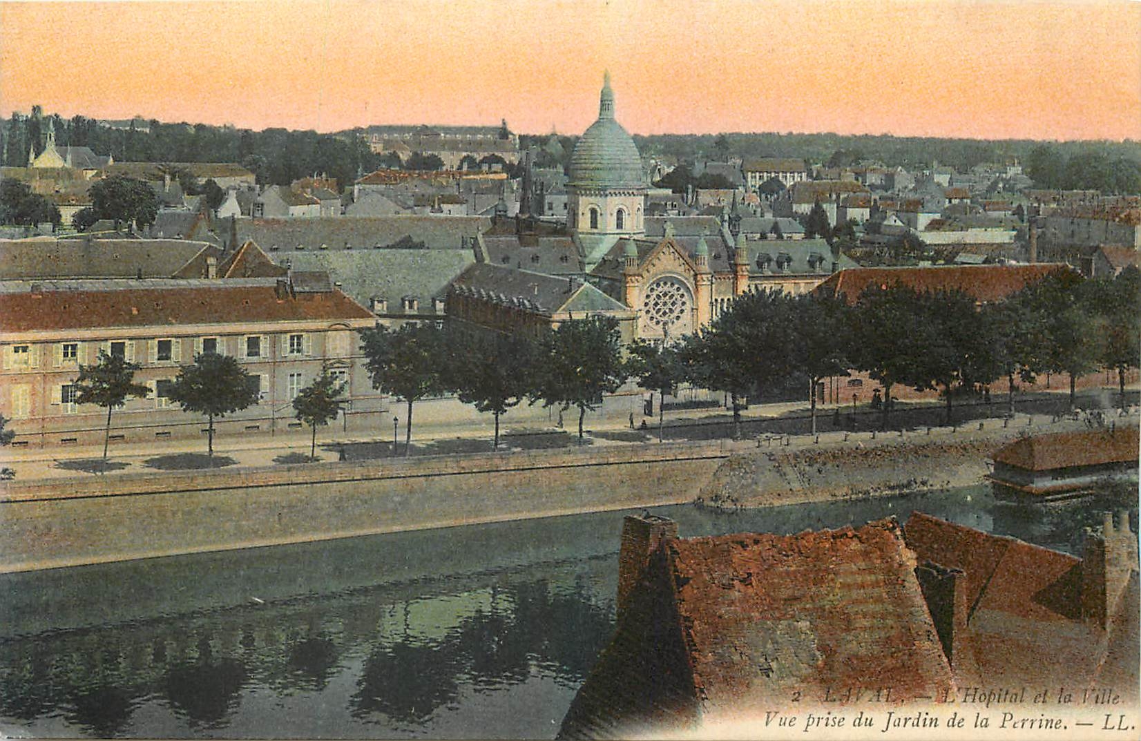 CPA Laval l'Hopital et la Ville Vue prise du Jardin de la Perrine 