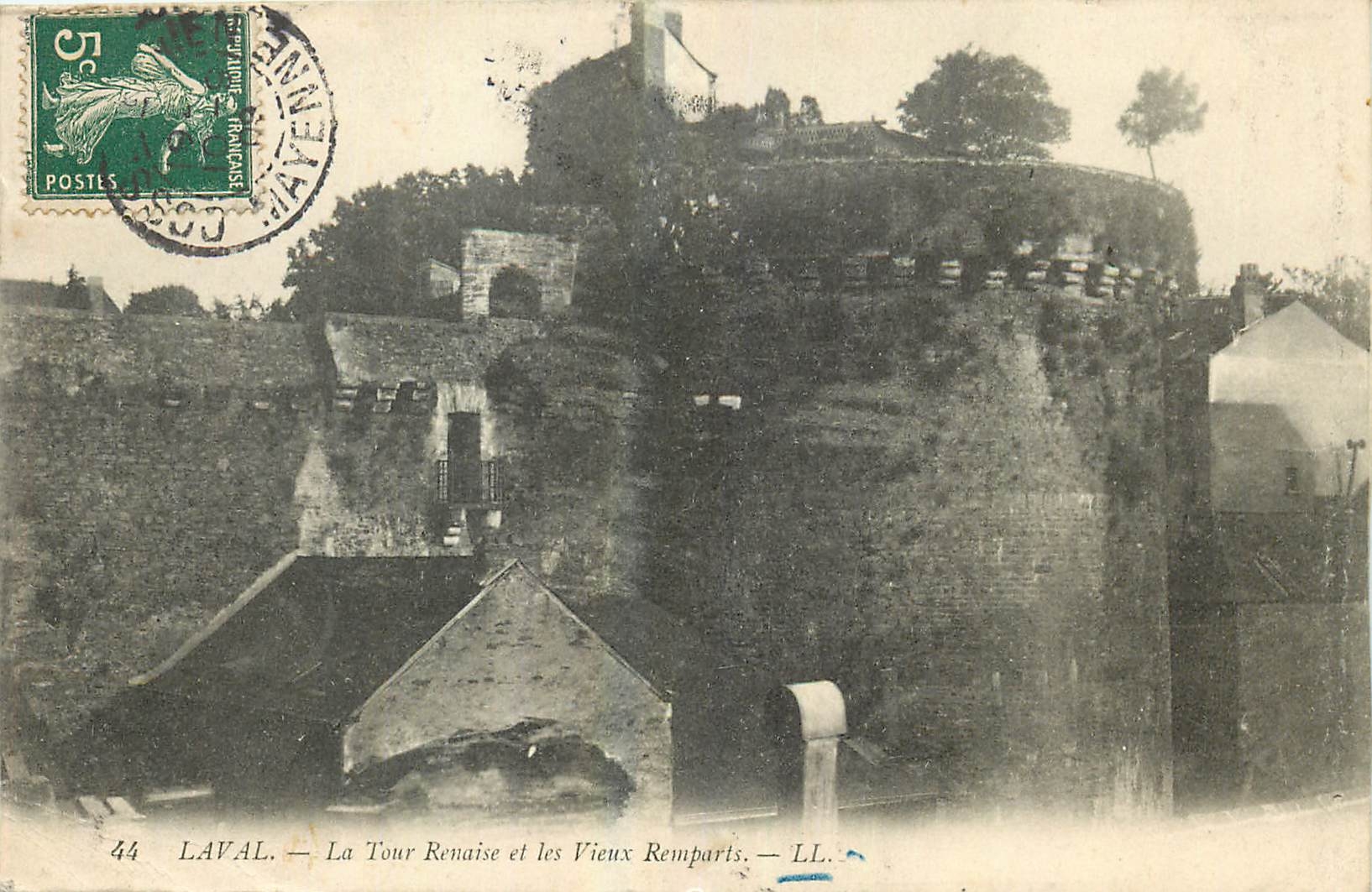 CPA Laval La Tour Renaise et les Vieux Remparts 