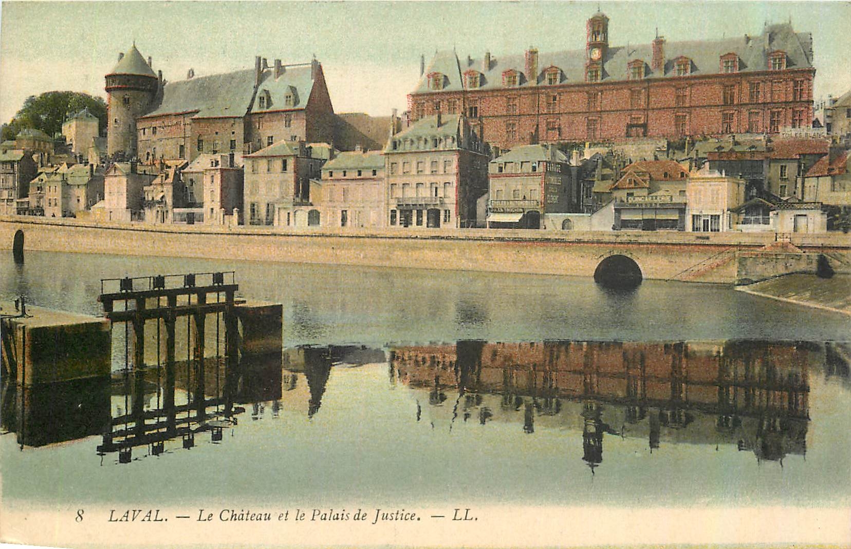CPA Laval Le Chateau et le Palais de Justice 