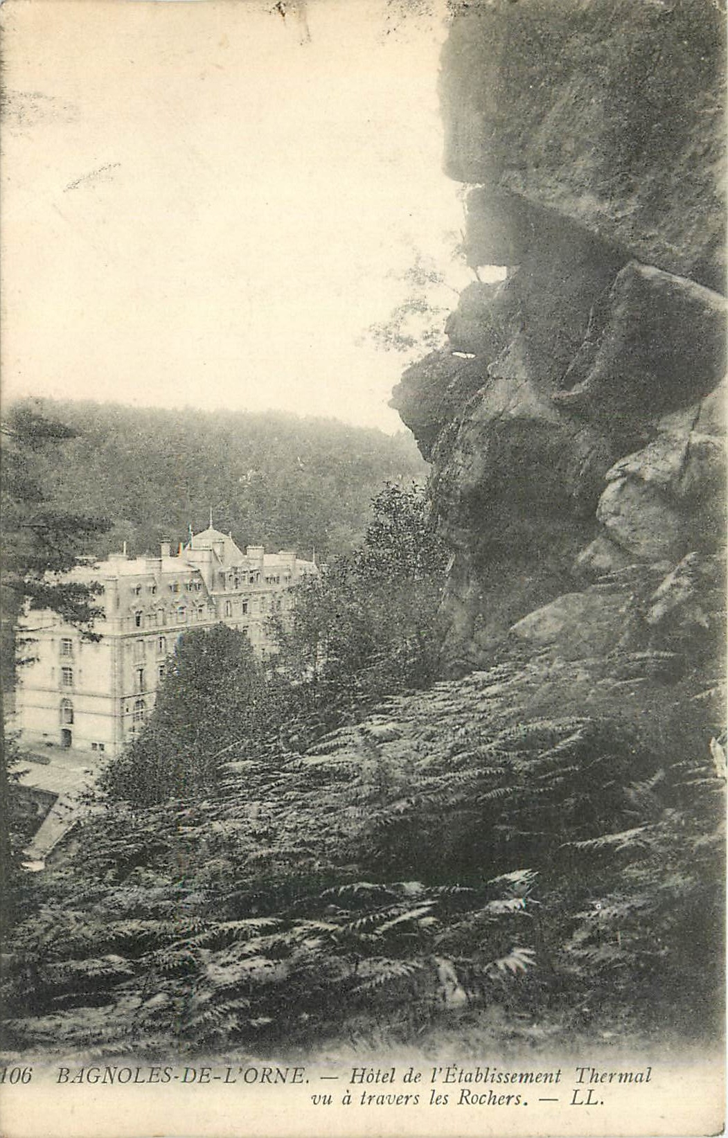 CPA Bagnoles de l'Orne Hotel de l'Etablissement Thermal vu a travers les Rochers 