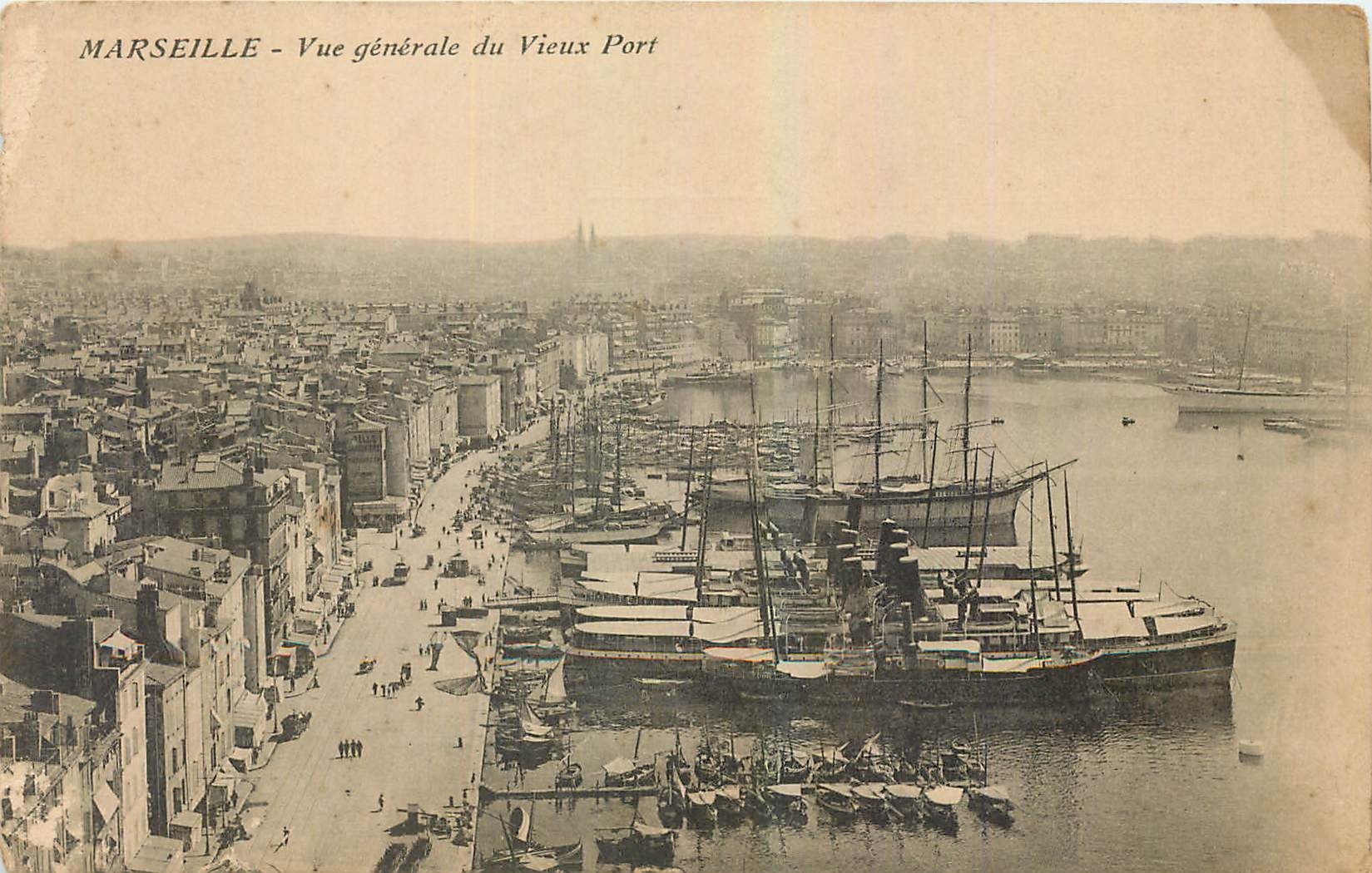 CPA Marseille Vue generale du Vieux Port Bateaux