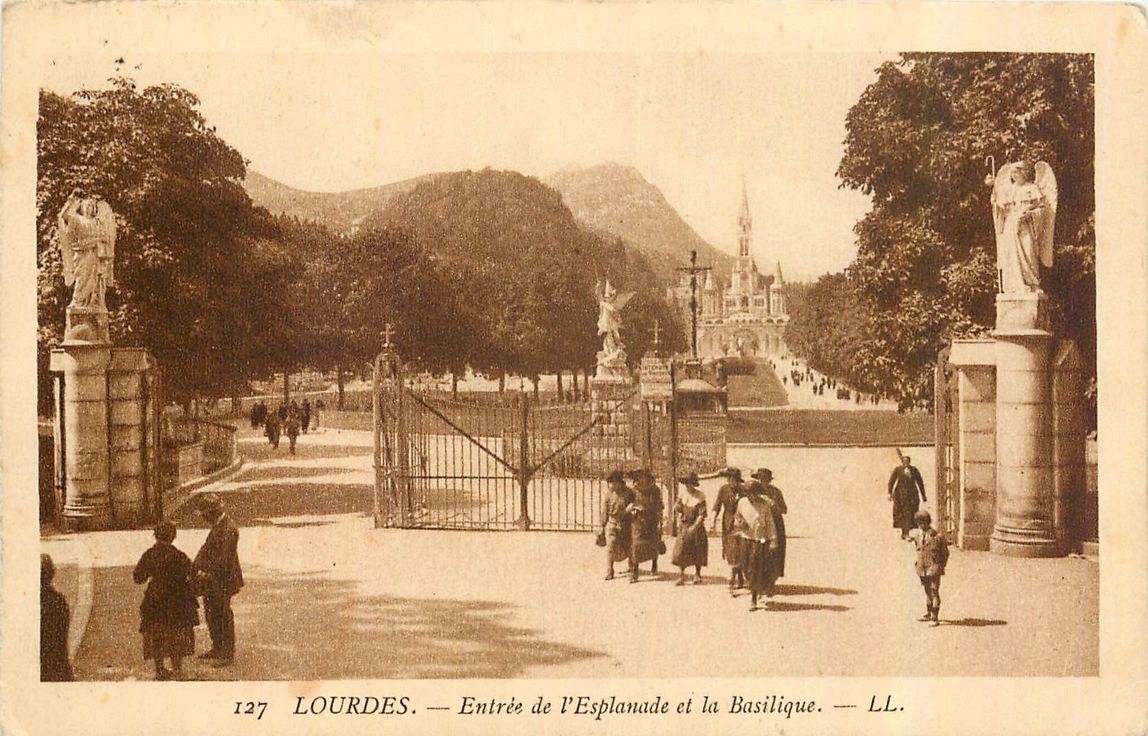 CPA Lourdes Entree de l'Esplanade et la Basilique 