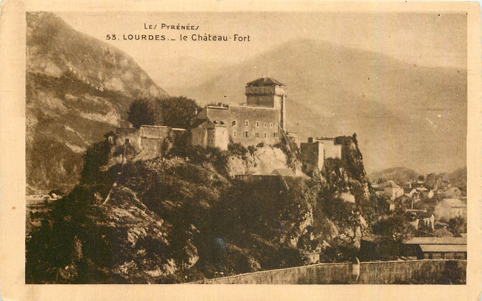 CPA Les Pyrenees Lourdes Le Chateau Fort 