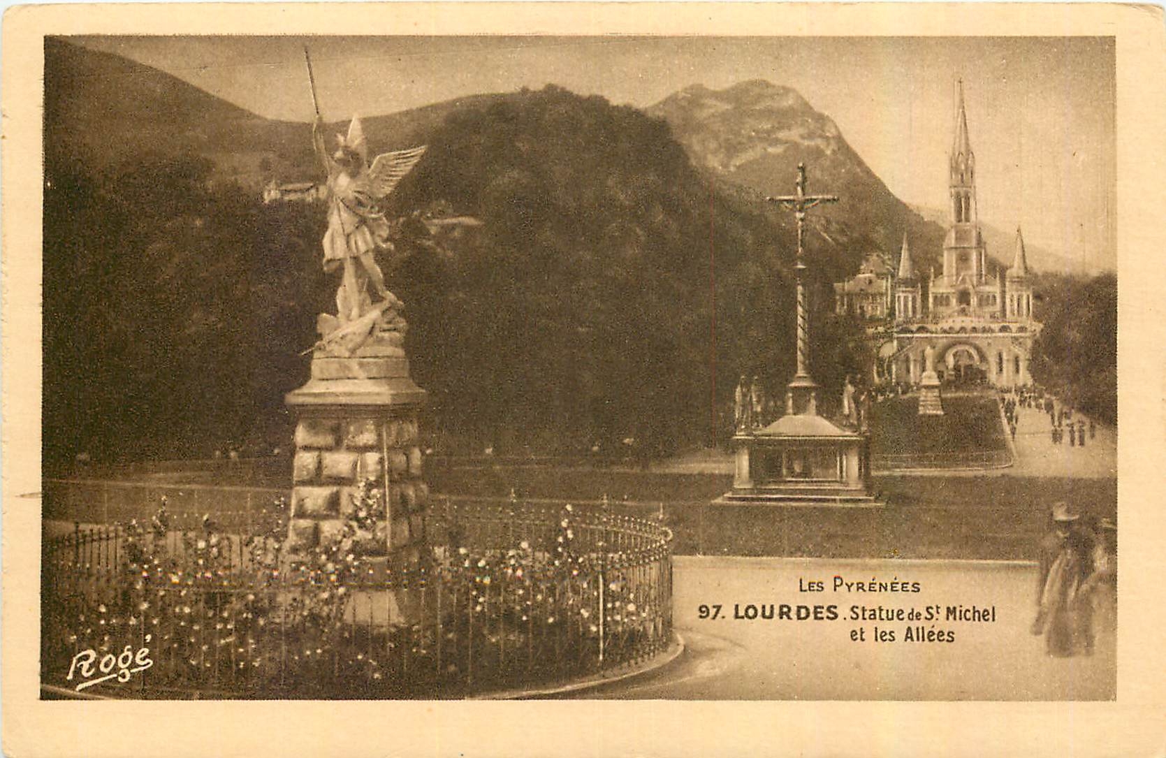 CPA Lourdes Statue de St Michel et les Allees 