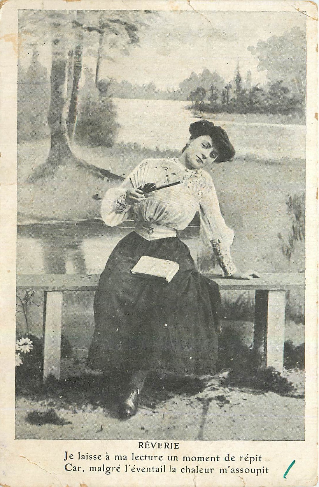 CPA Reverie Je laisse a ma lecture un moment de repit Femme