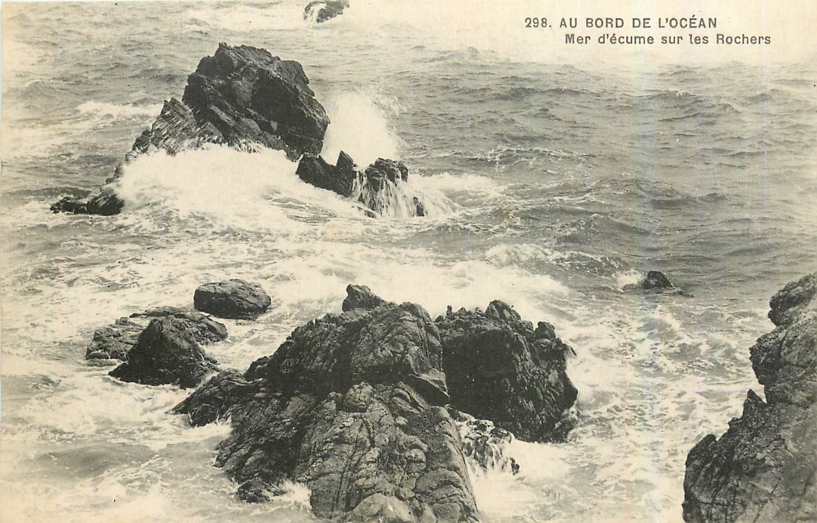 CPA Au bord de l'Ocean Mer d'ecume sur les Rochers 
