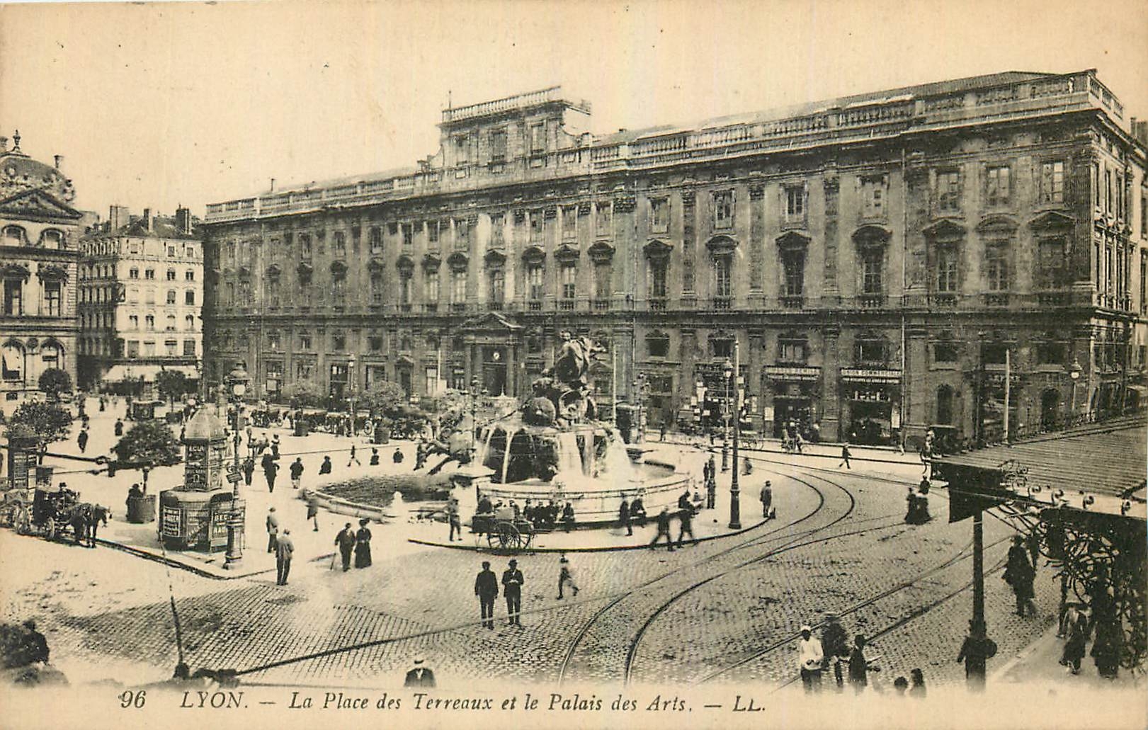 CPA Lyon La Place des Terreaux et le Palais des Arts 