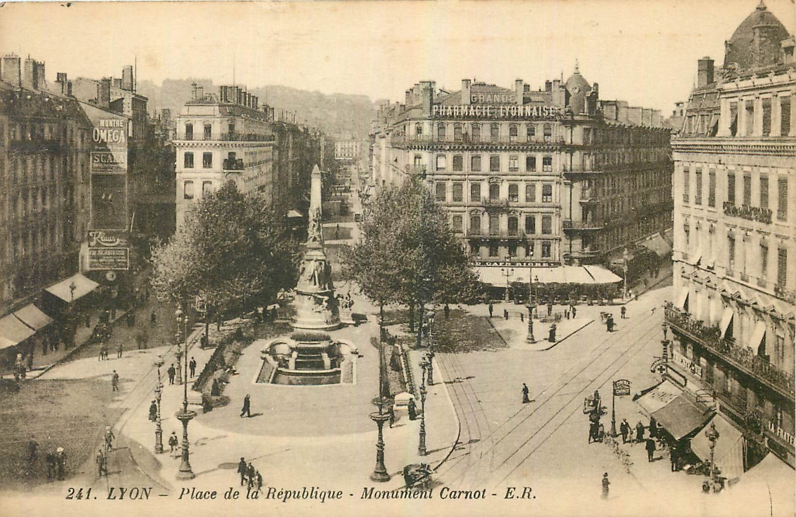 CPA Lyon Place de la Republique Monument Carnot 