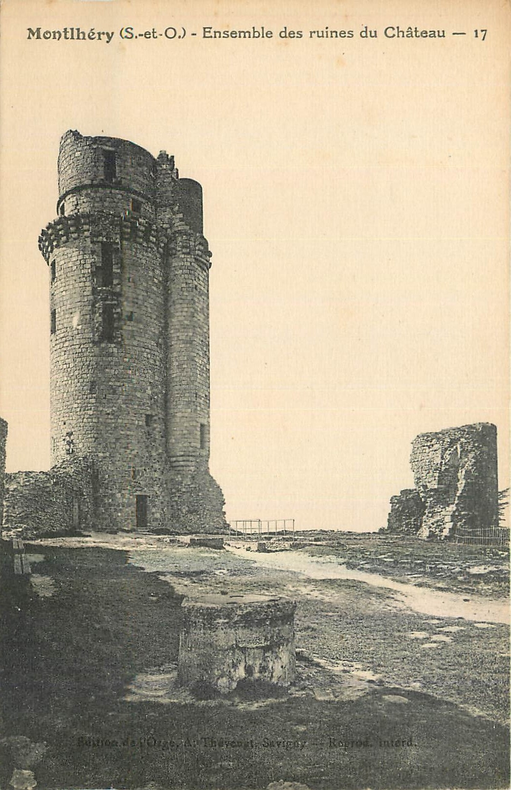 CPA Montlhery S et O Ensemble des ruines du Chateau 