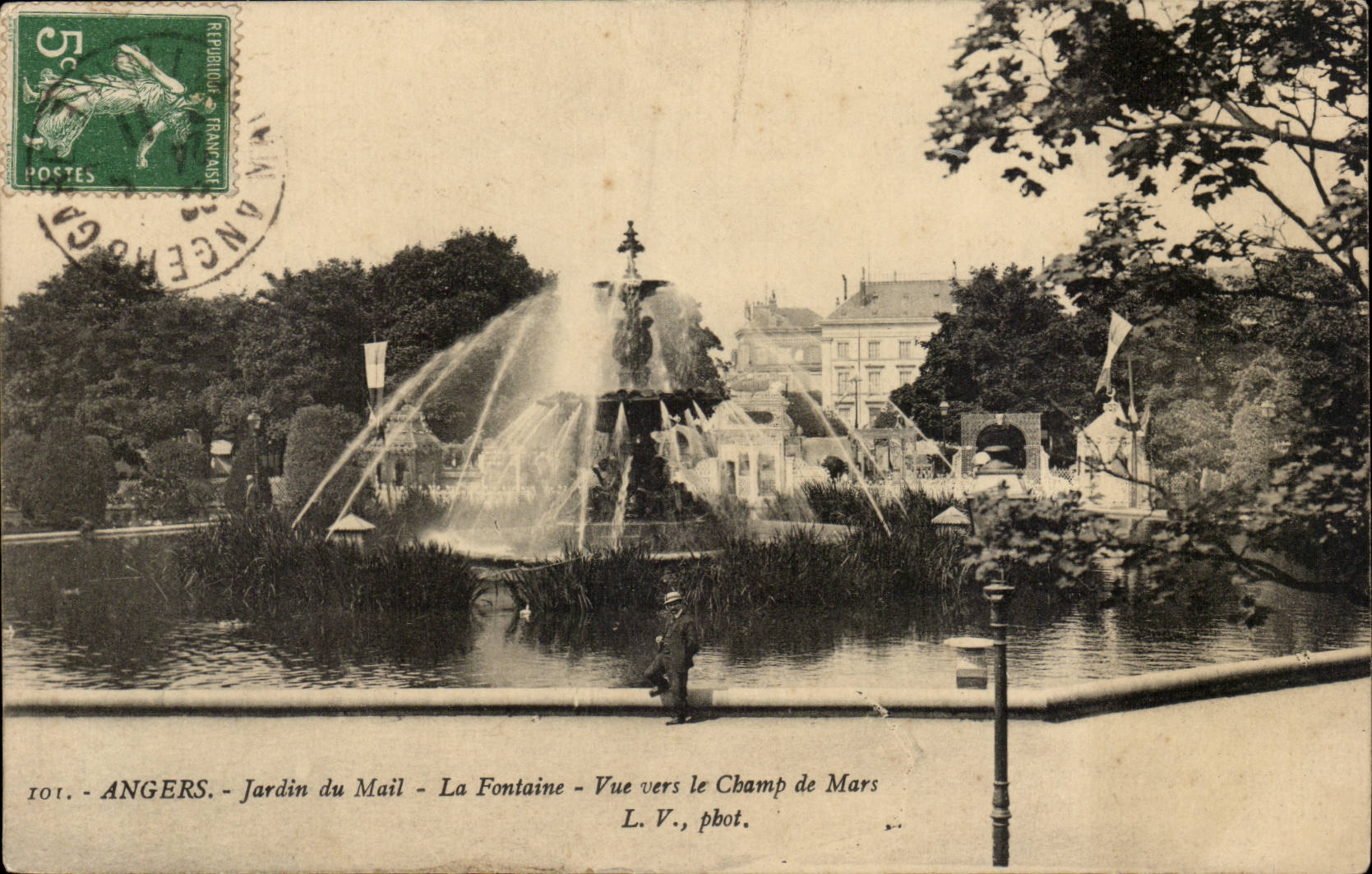 angers CPA Le jardin du Mail La fontaine Vue sur le champ de MArs