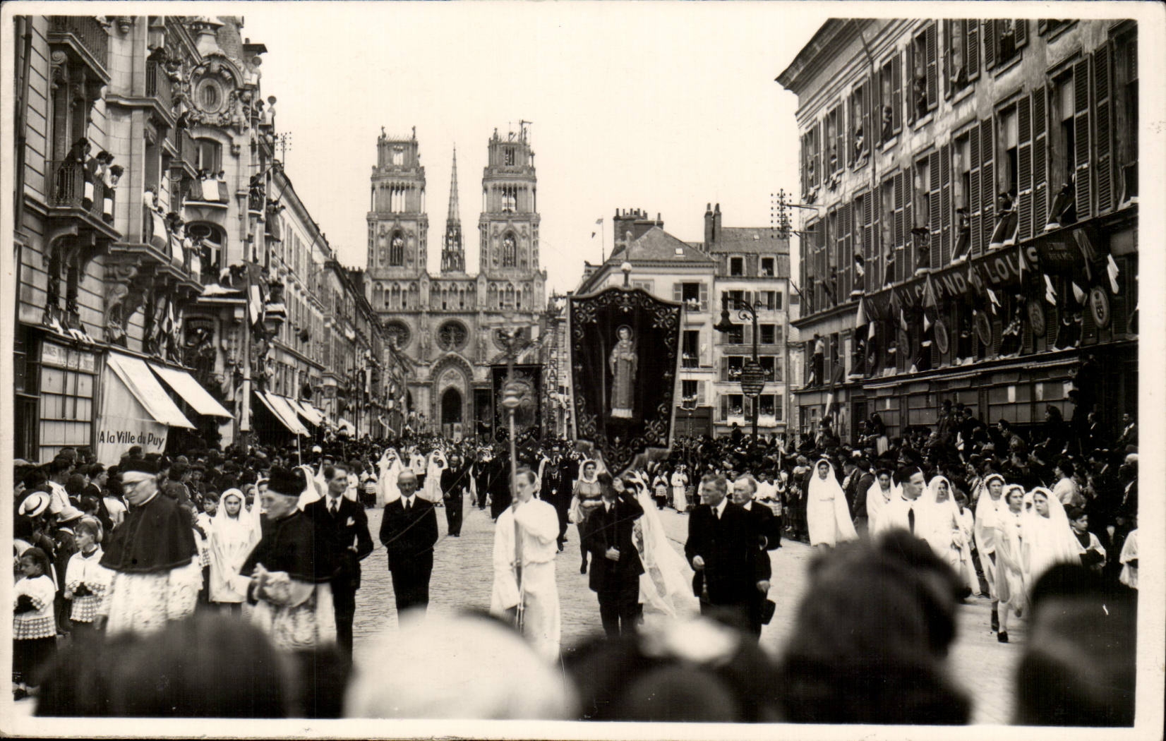 Procession religieuse à Puy-en-Velay — Cathédrale Notre-Dame — éditeur CPAPHIL