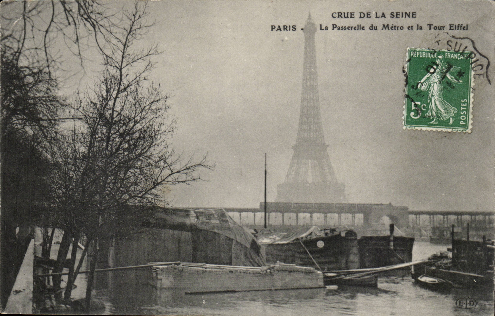 Crue de la Seine CPA Paris Inondation La passerelle du Metro et la Tour Eiffel