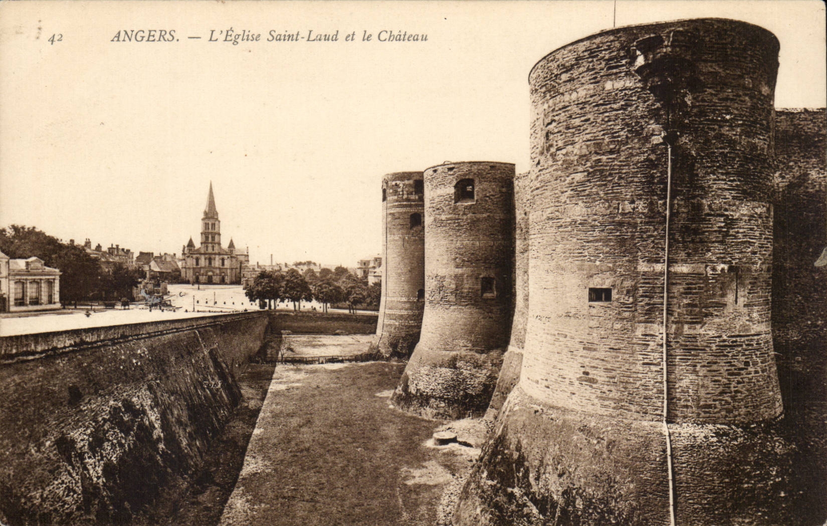 Angers CPA L'eglise Saint Laud et le chateau