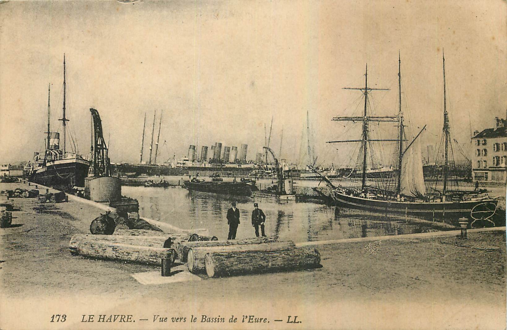 CPA Le Havre Vue vers le Bassin de l'Eure Bateaux