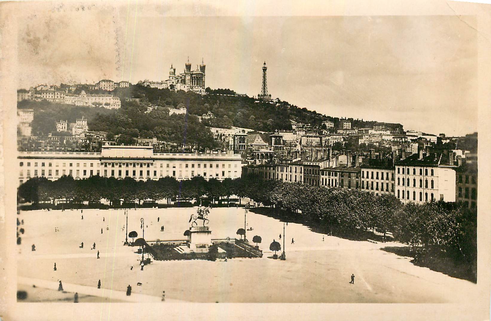 CPA Lyon Place Bellecour et Colline de Fourviere 