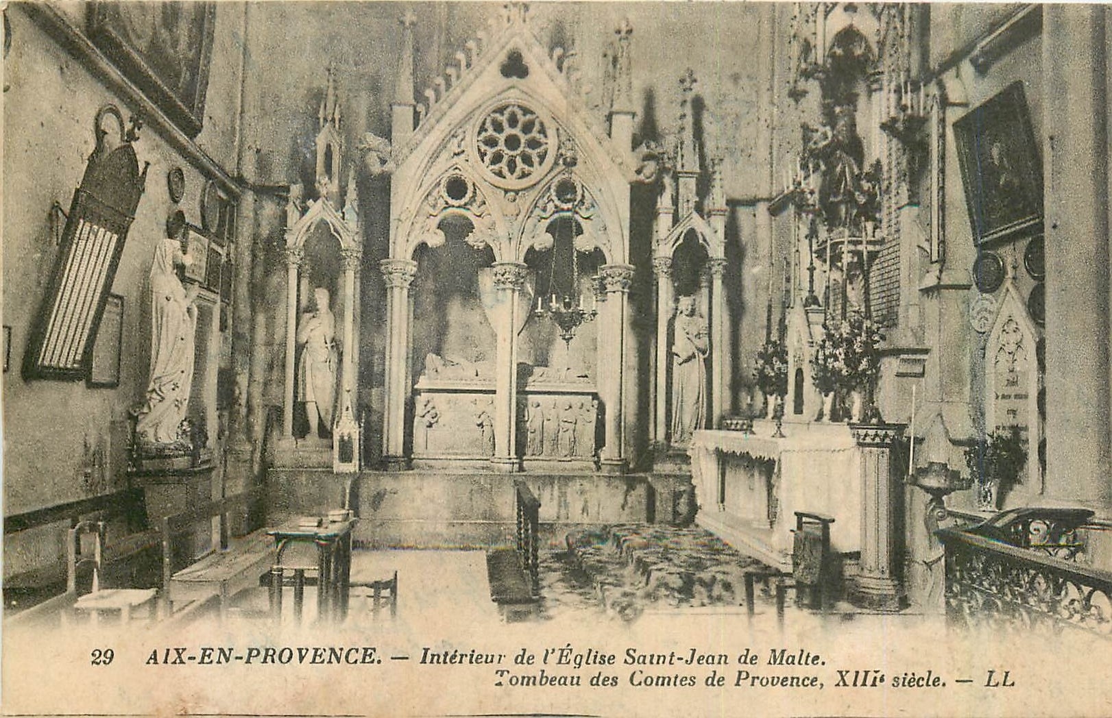 Aix-en-Provence — Interior de la Iglesia de San Juan de Malta — Tumba de los Condes de Provenza, siglo XIII — LL