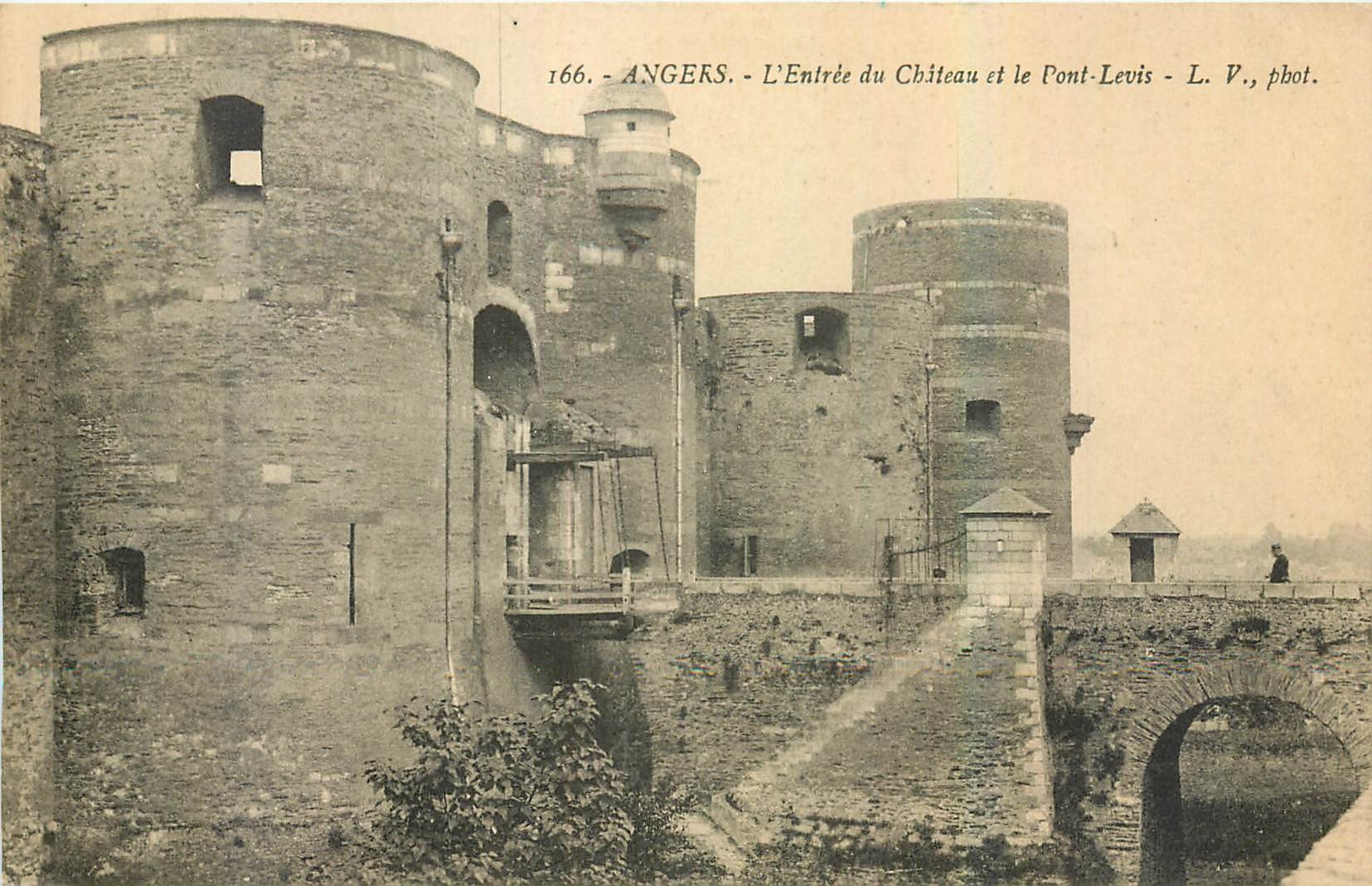 CPA Angers l'Entree du Chateau et le Pont Levis 