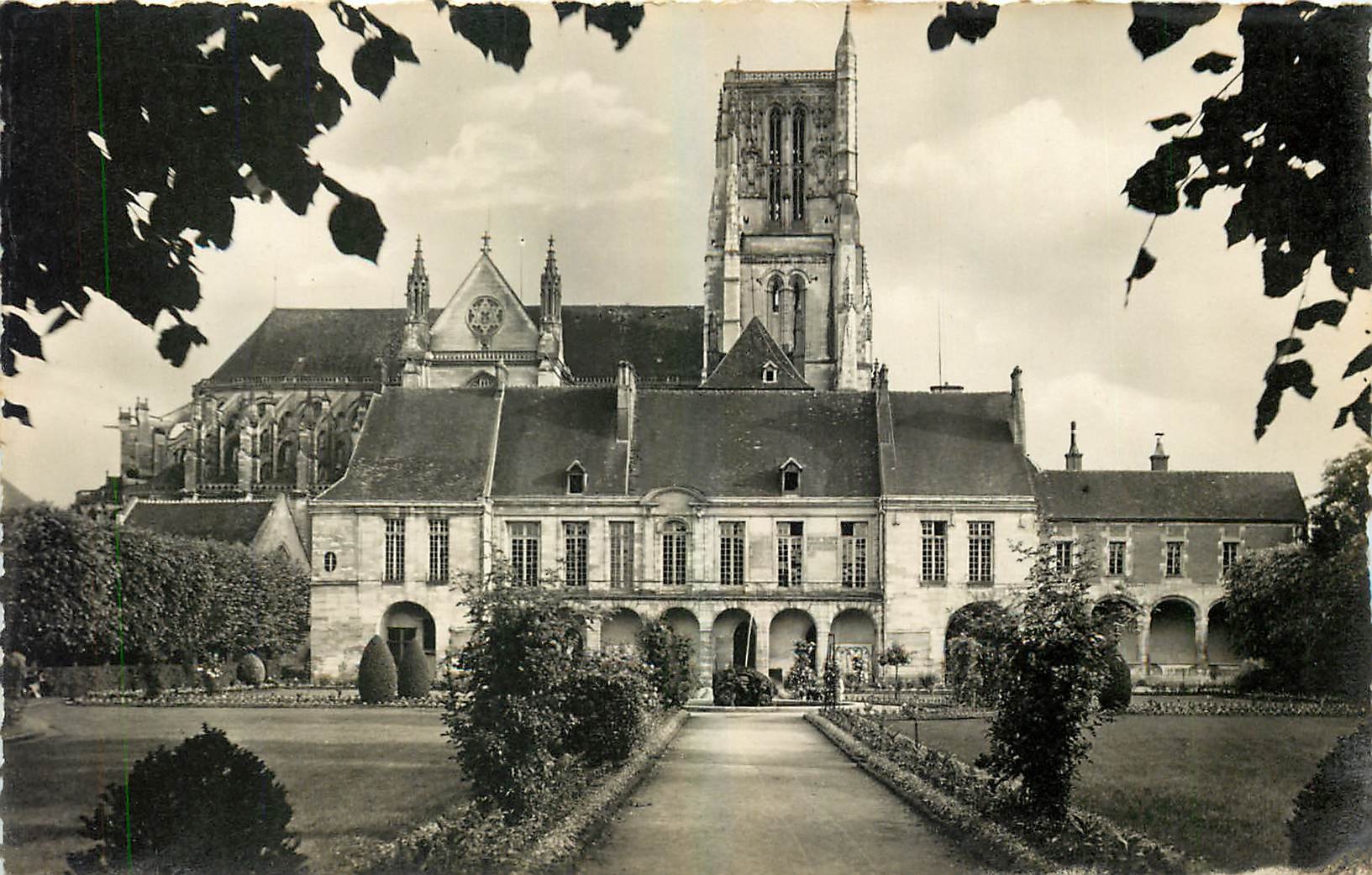 CPA Meaux Seine et Marne Le Musee et la cathedrale vue du Jardin Bossuet 