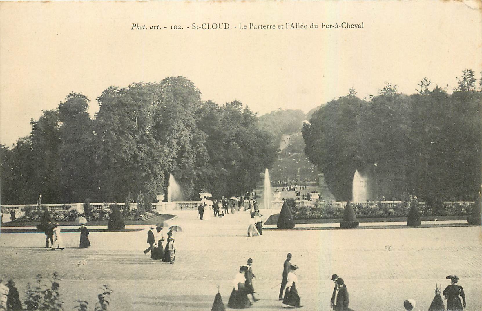 CPA St Cloud Le Oatterre et l'Allee du Fer a Cheval 