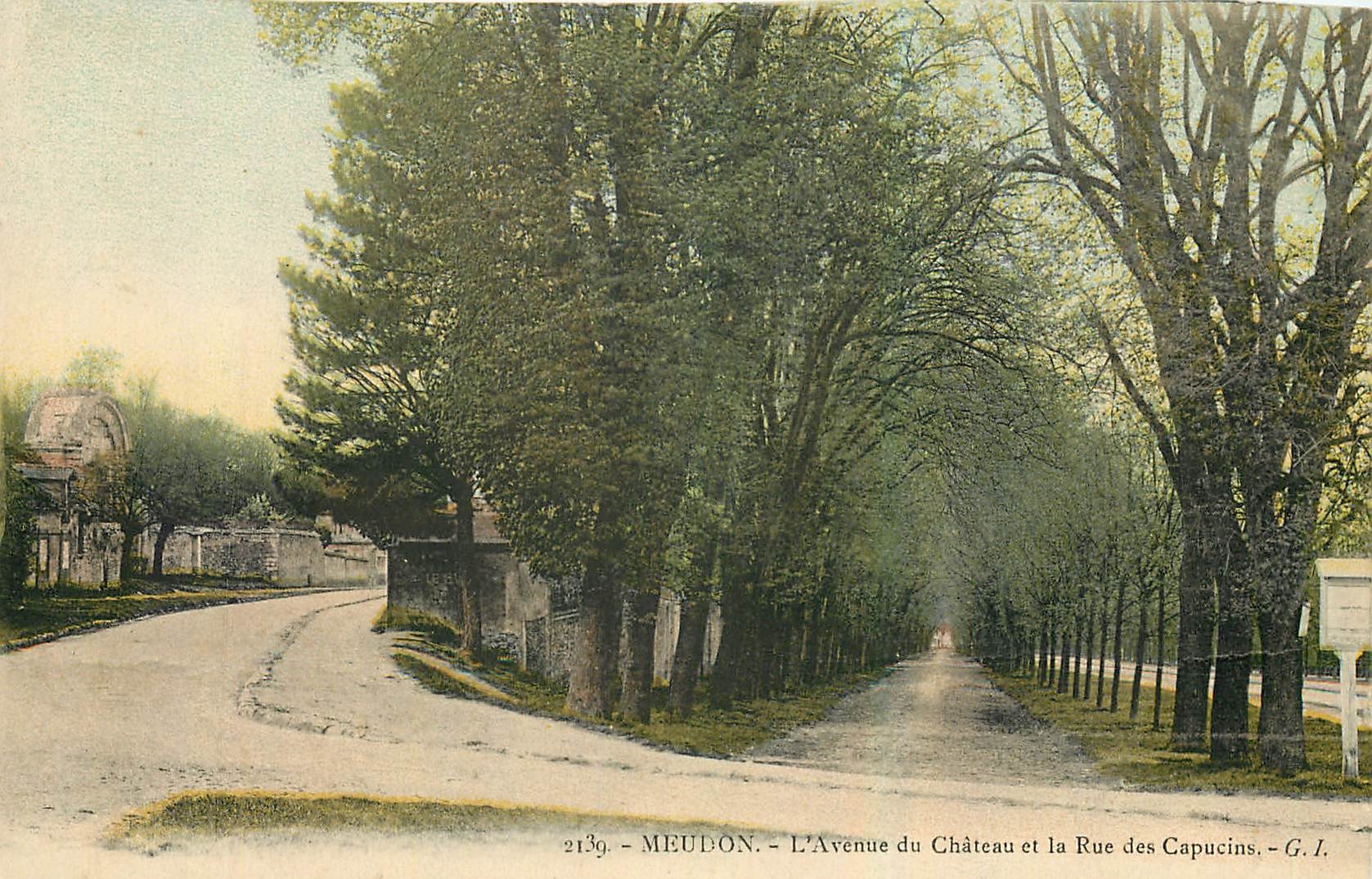 CPA Meudon l'Avenue du Chateau et la Rue des Capucins 