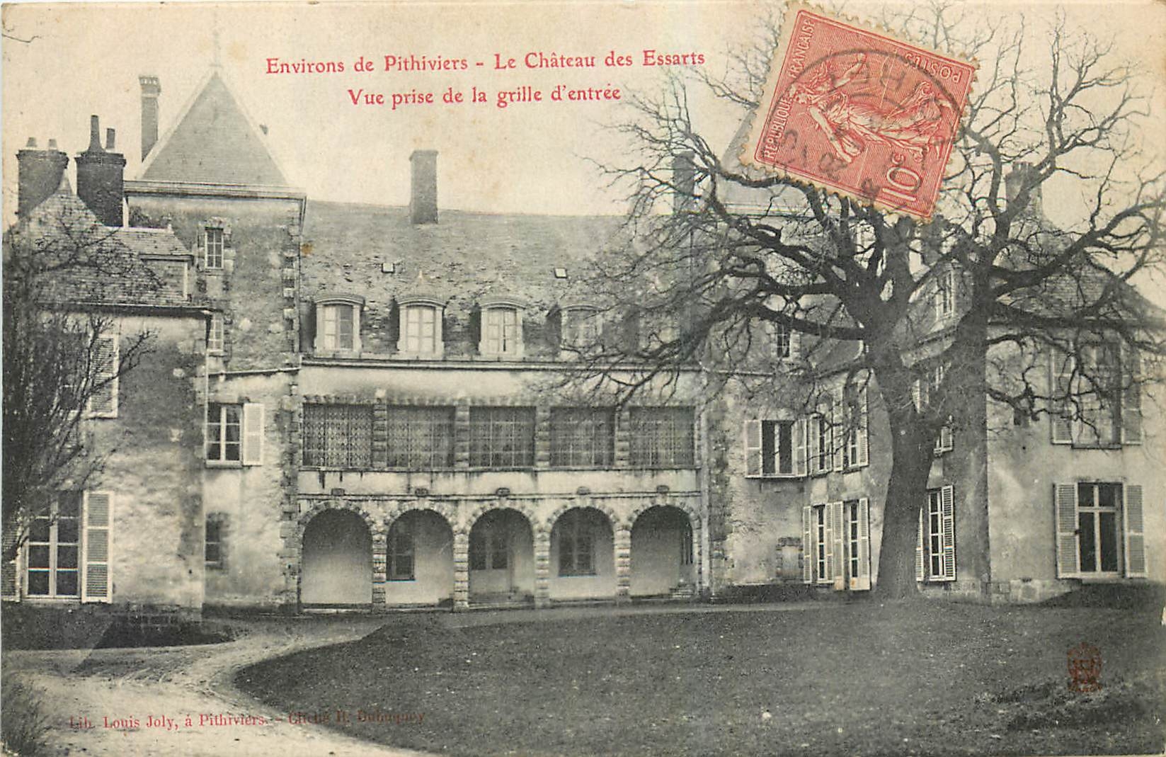 CPA Environs de Pithiviers Le Chateau des Essarts Vue prise de la grille d'entree 