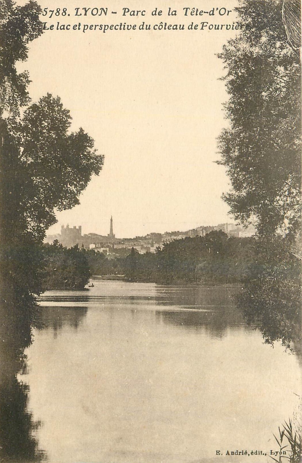 CPA Lyon Parc de la Tete d'Or Le Lac et perspective du coteau de Fourviere 