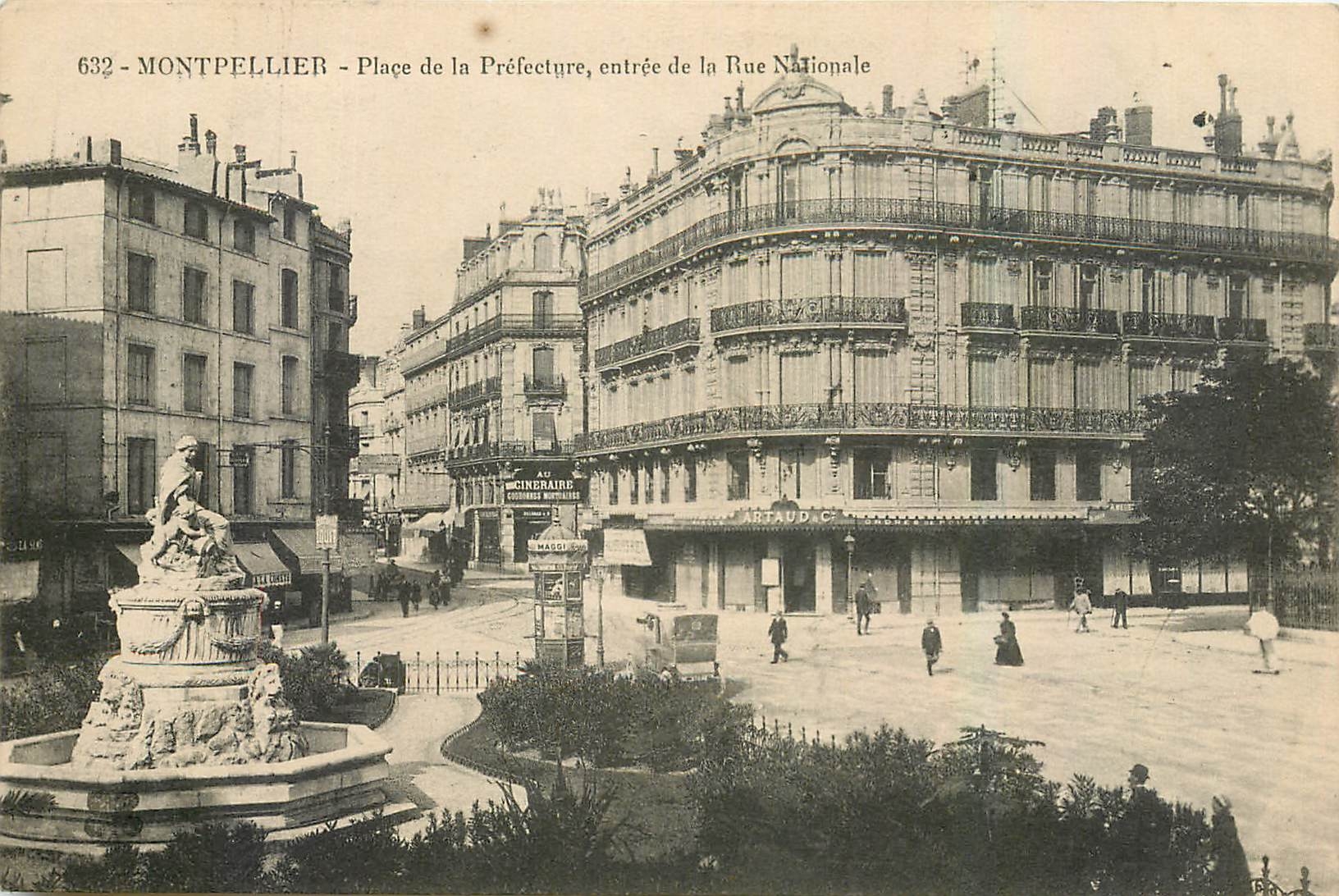 CPA Montpellier Place de la Prefecture entree de la Rue Nationale 