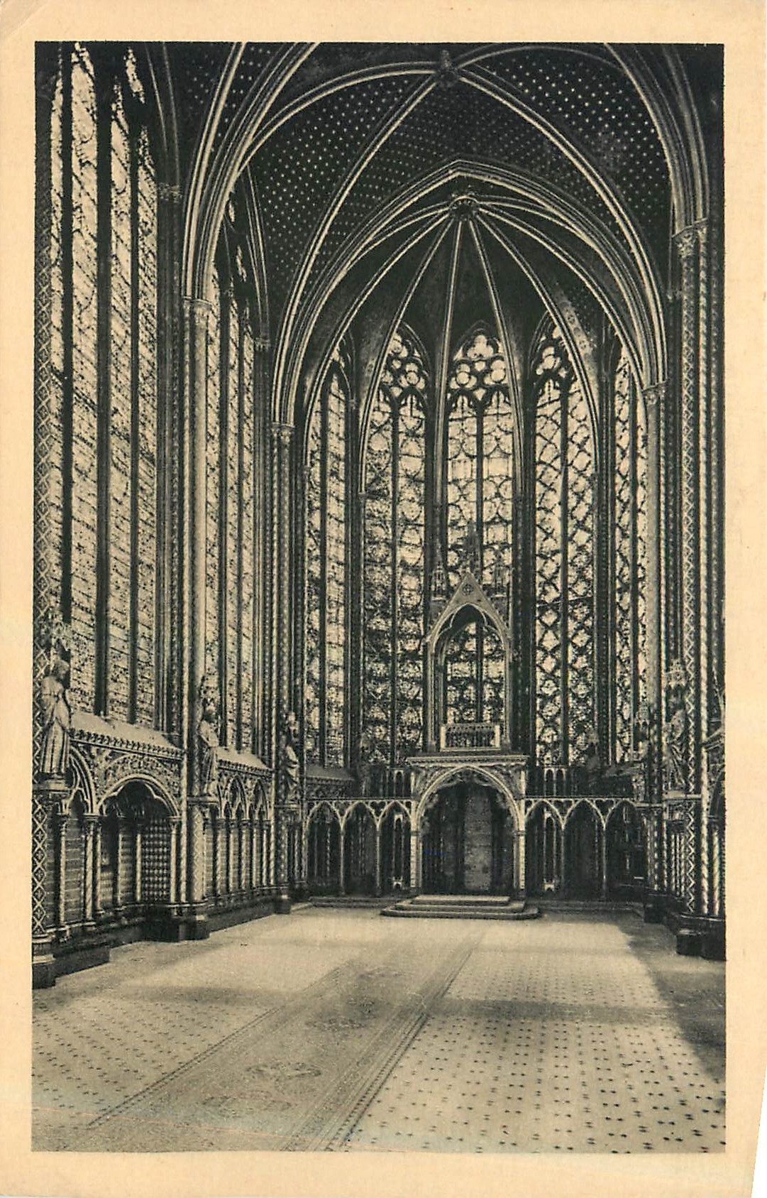 CPA Paris La sainte Chapelle Chapelle haute Nef vue de l'Entree 