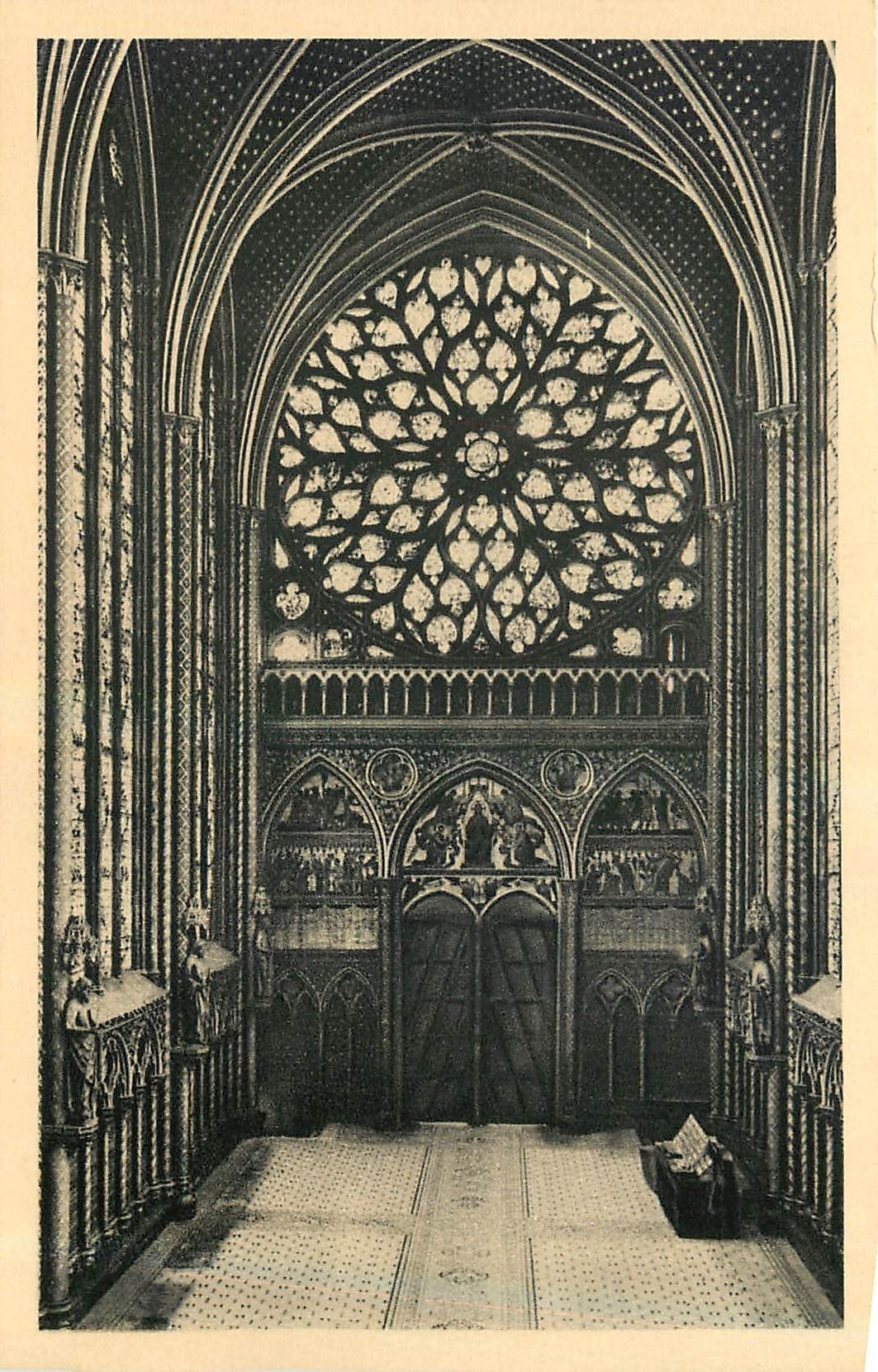 CPA Paris La sainte Chapelle Nef vue du Choeur 