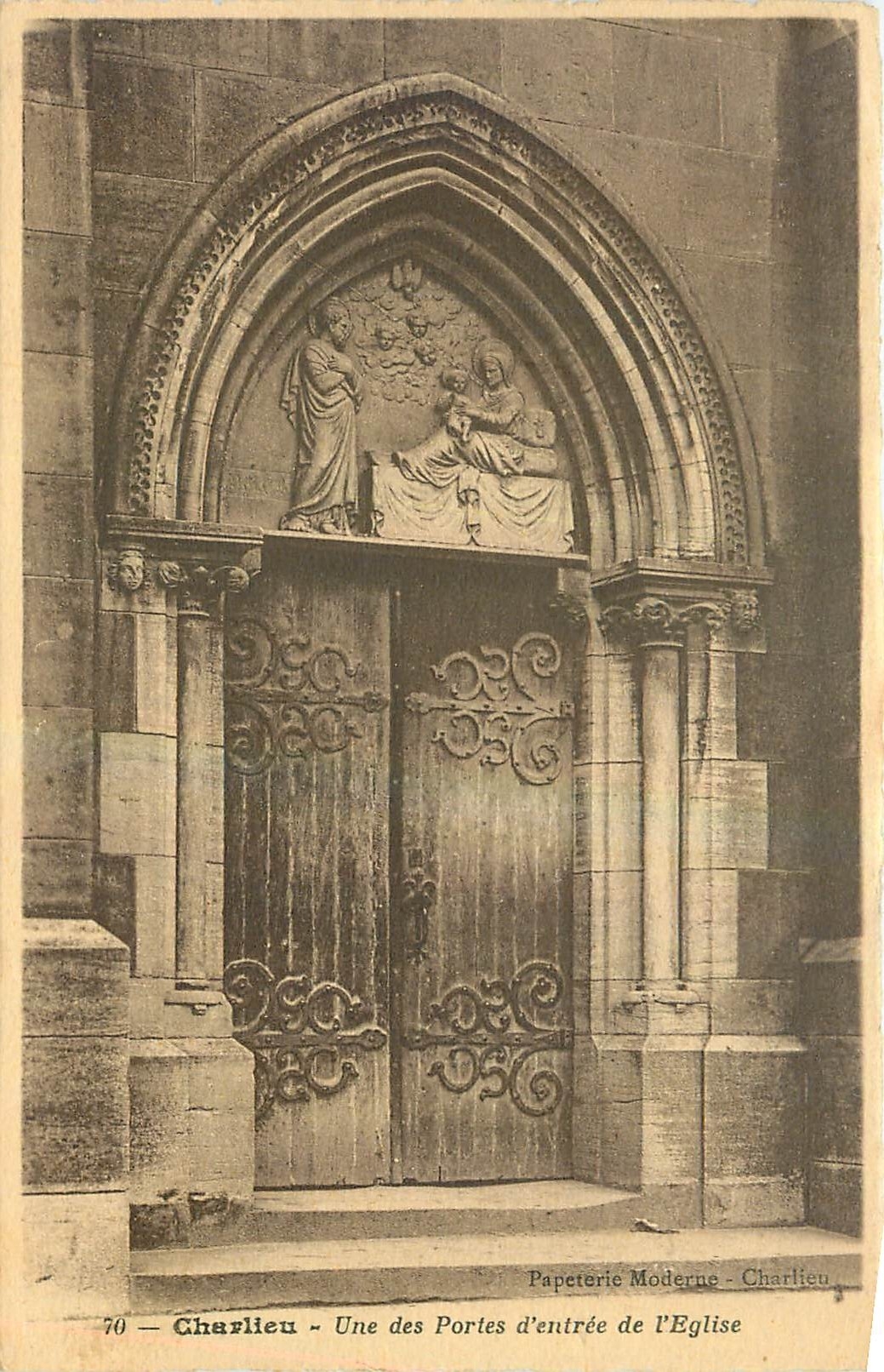 CPA Charlieu Une des Portes d'entree de l'Eglise 