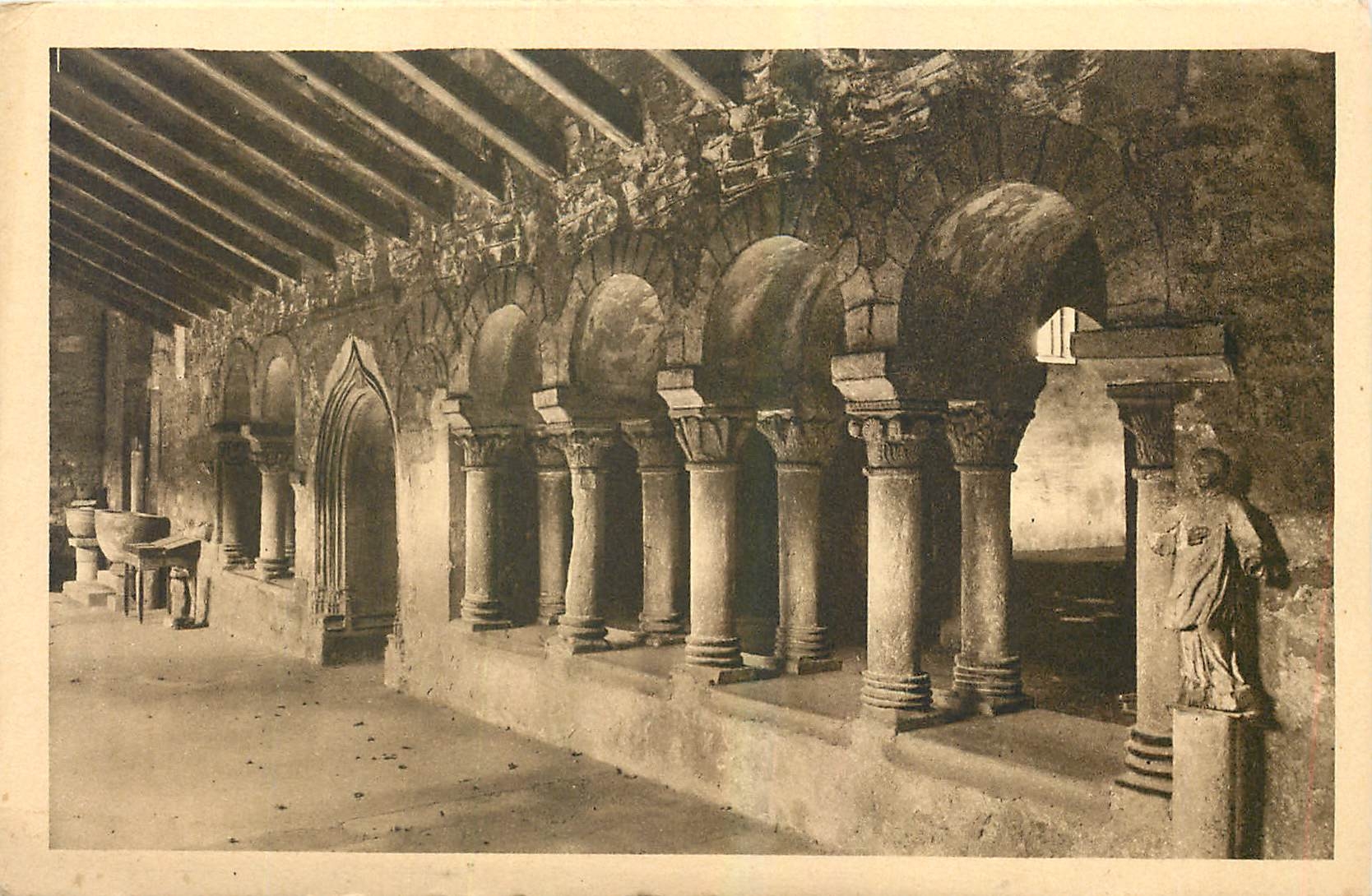 CPA Charlieu Loire Abbaye Benedictine Cloitre a colonnes jumelees Roman primitif 