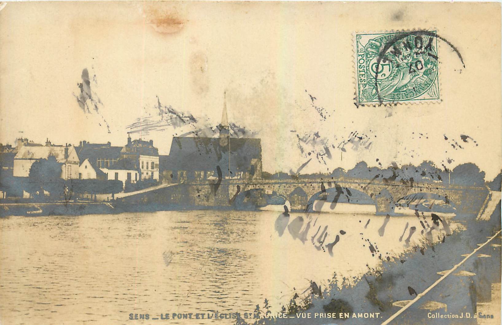 CPA Le Pont et Eglise St Maurice Vue prise en Amont Sens