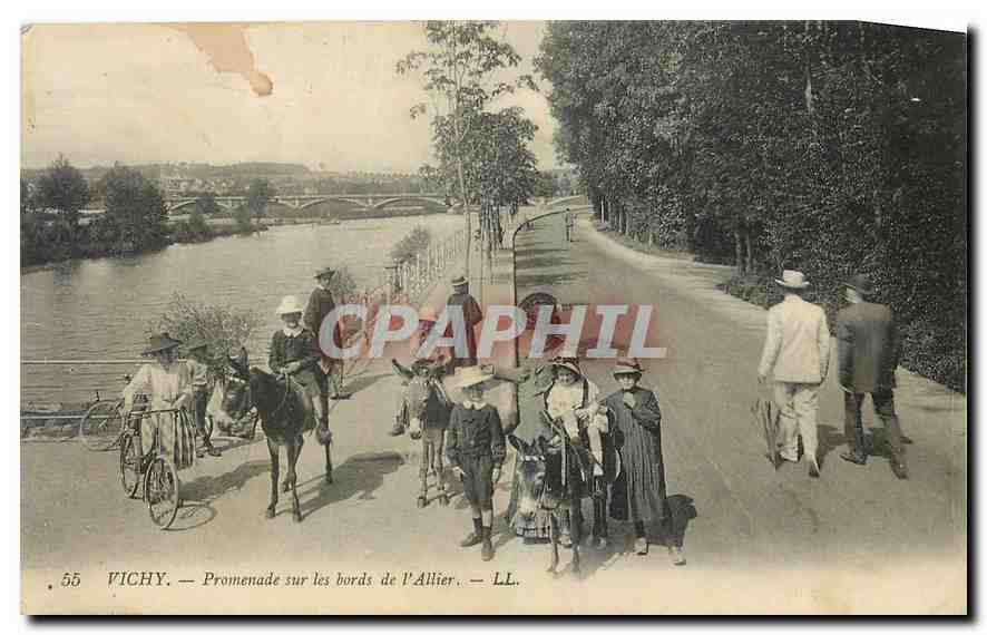 CPA Vichy Promenade sur les bords de l'Allier Ane Mule