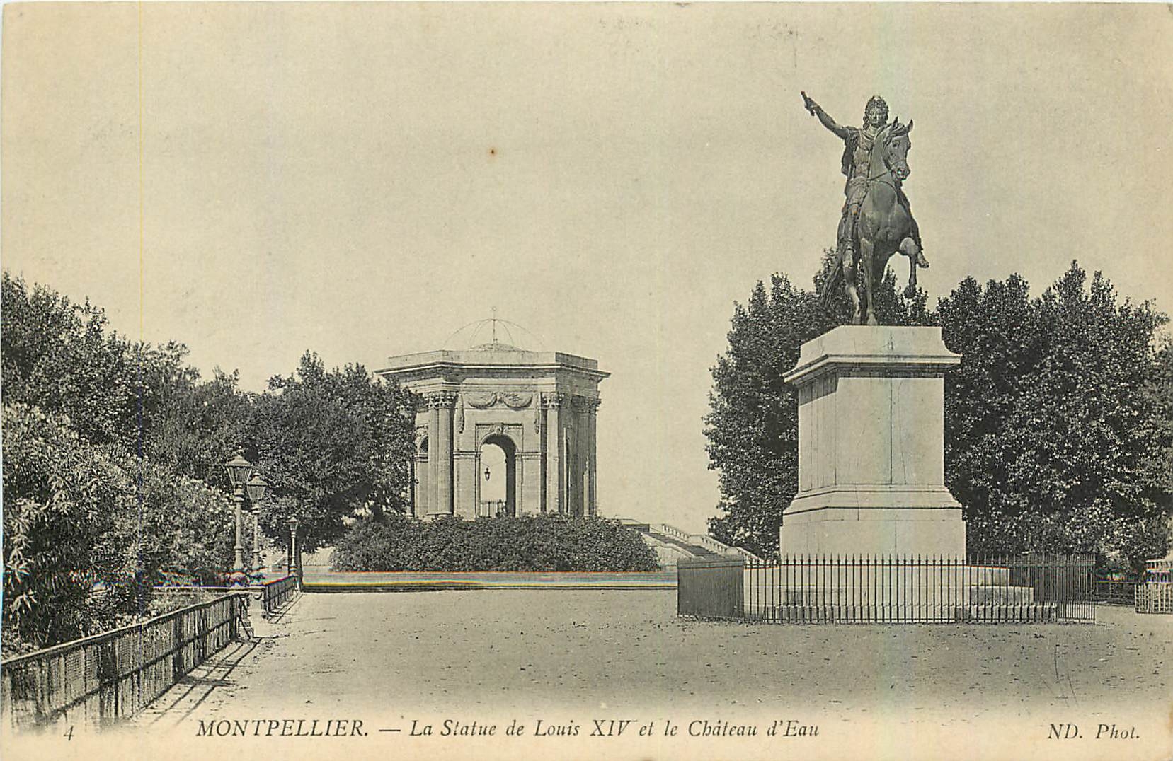 CPA Montpellier La Statue de Louis XIV et le Chateau d'Eau 