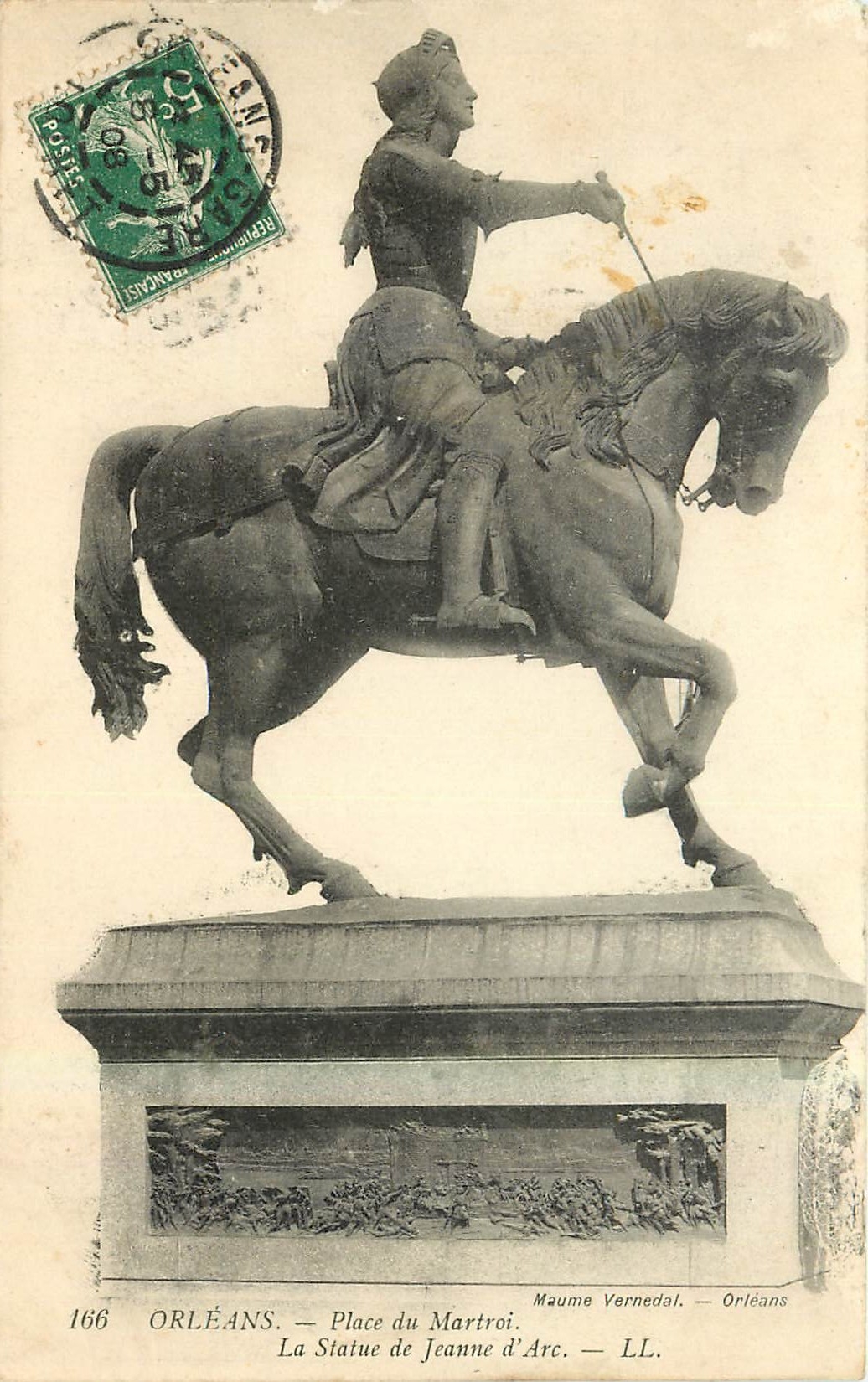 CPA Orleans Place du Martroi La Statue de Jeanne d'Arc 