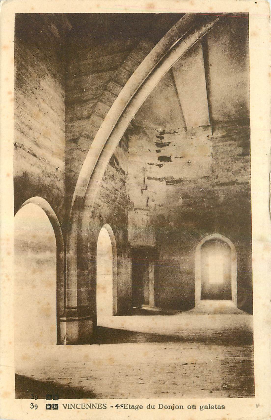 CPA Vincennes Etage du Donjon ou galetas 