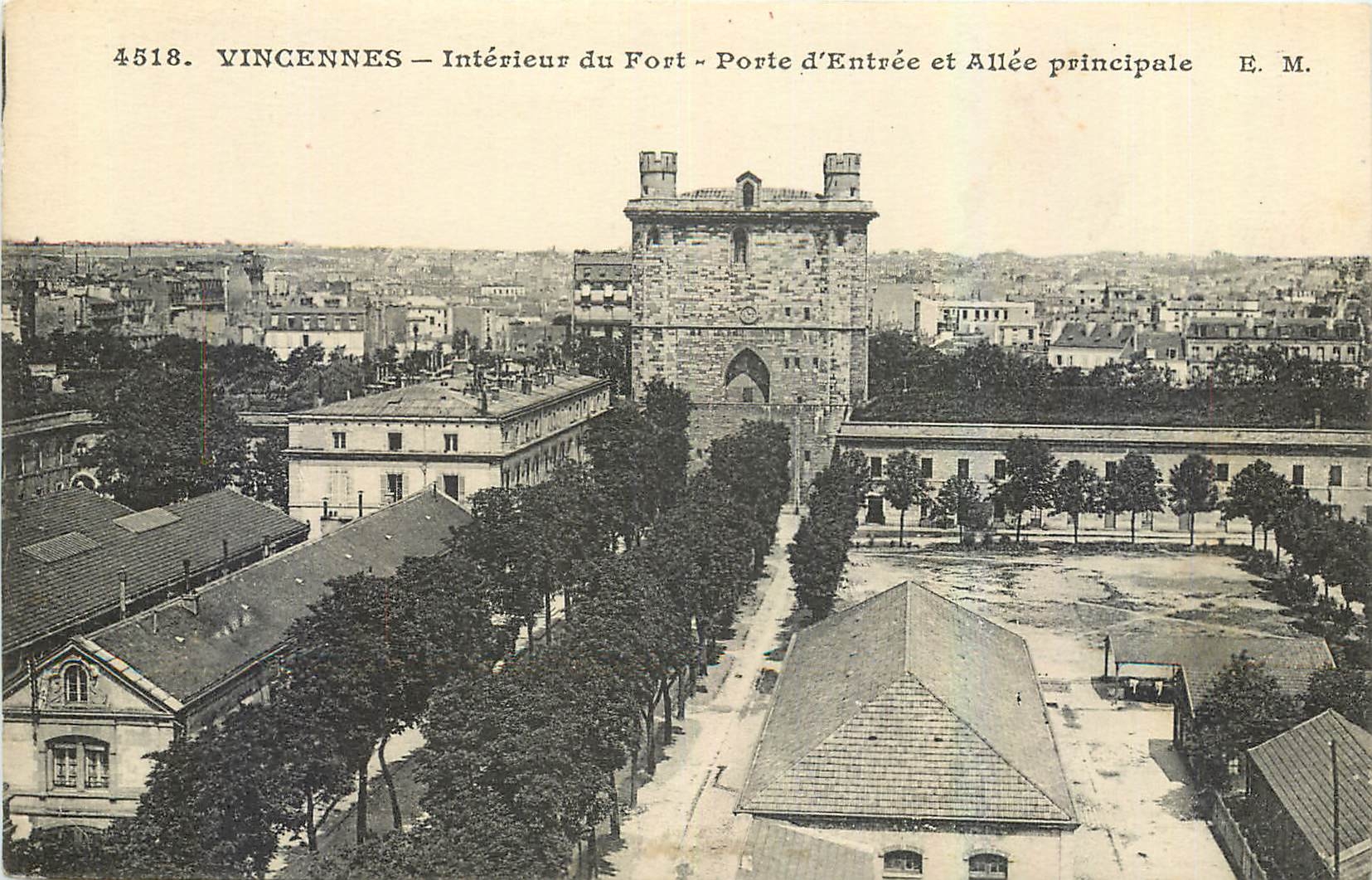 CPA Vincennes Interieur du Fort Porte d'Entree et Allee principale 