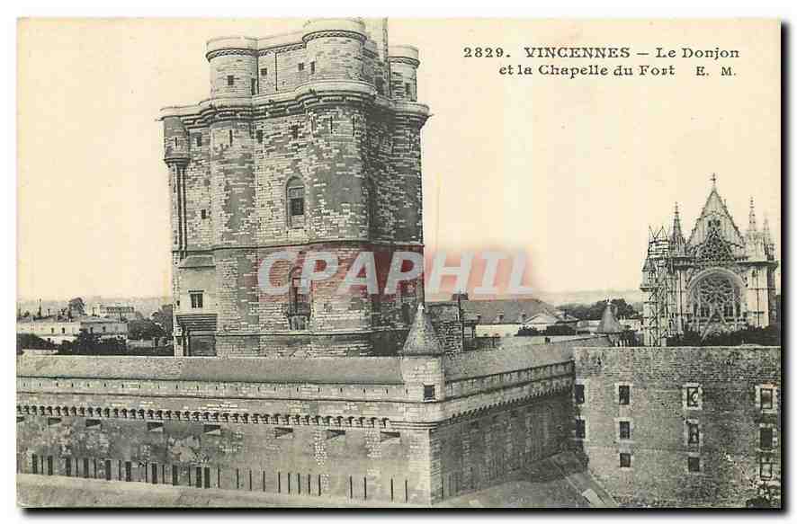 CPA Vincennes Le Donjon et la Chapelle du Fort 
