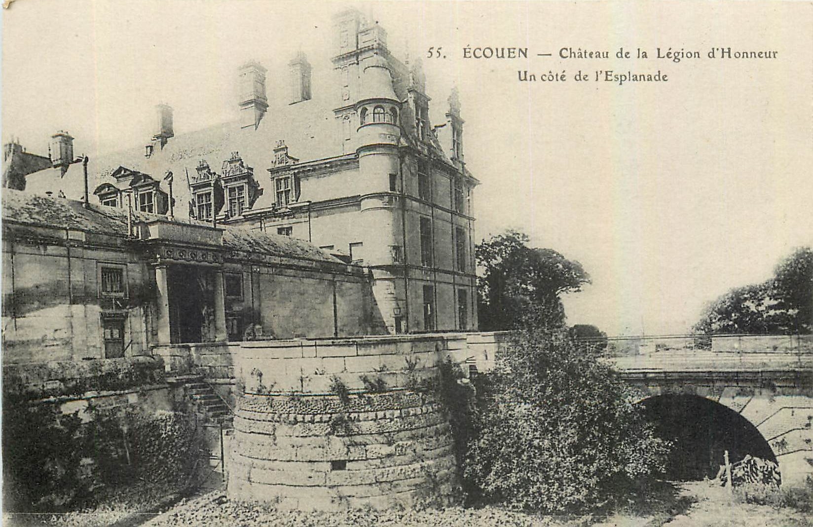 CPA Ecouen Chateau de la Legion d'Honneur Un cote de l'Esplanade 