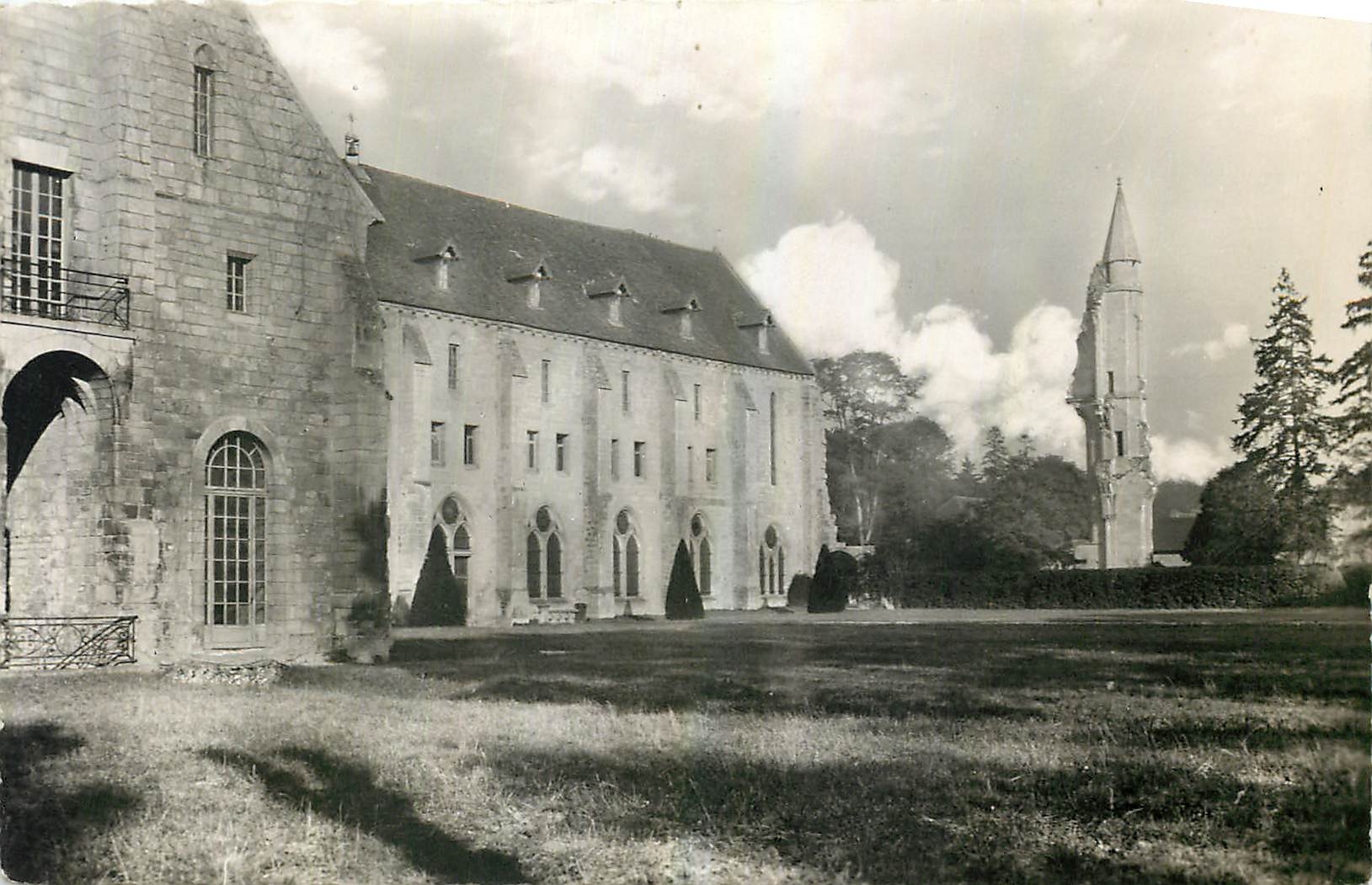 CPM Vue generale cote est Abbaye de Royaumont