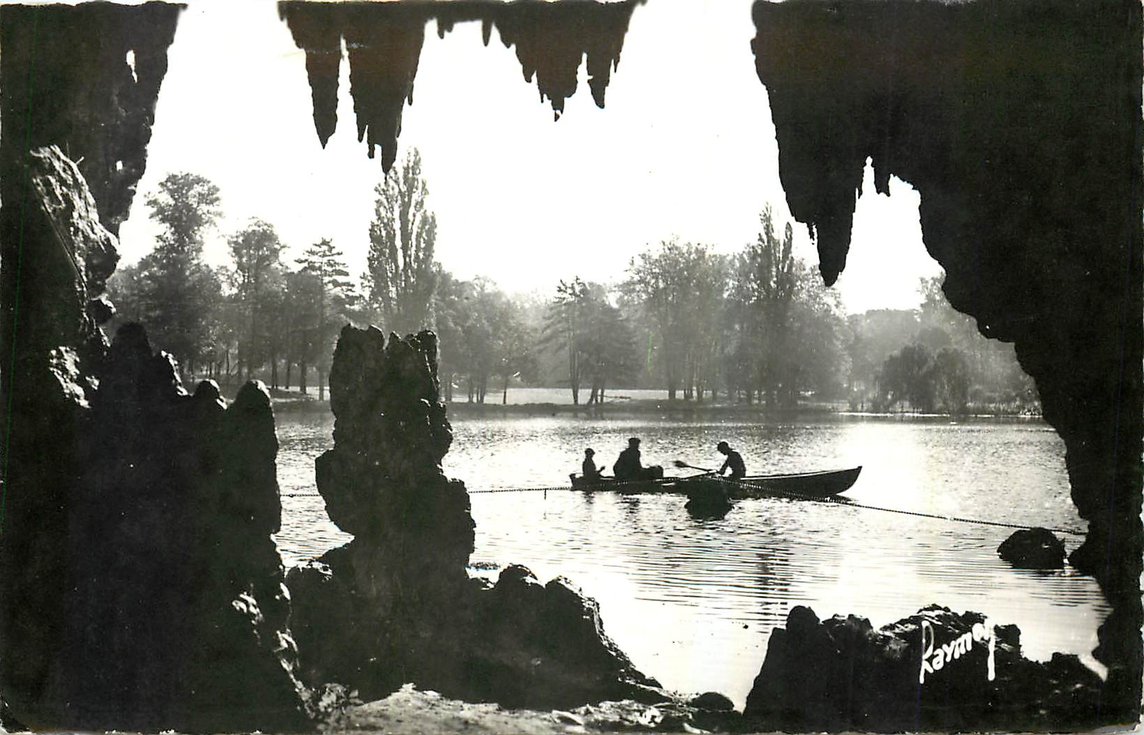 CPA Images de France En Flanant au Bois de Vincennes Dans les grottes du Lac Daumesnil 