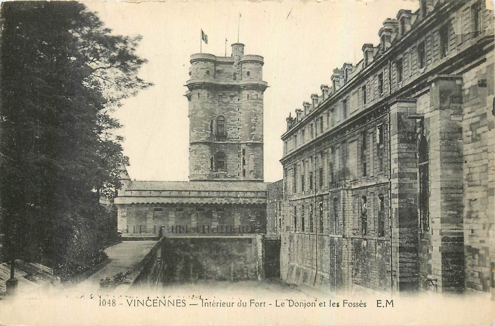 CPA Vincennes Interieur du Fort Le Donjon et les Fosses 