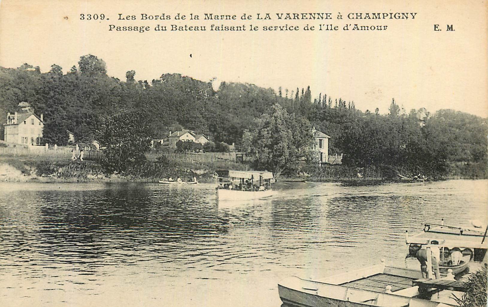 CPA Les bords de la Marne de la Varenne a Champigny Passage du Bateau faisant le service de l'Ile d'
