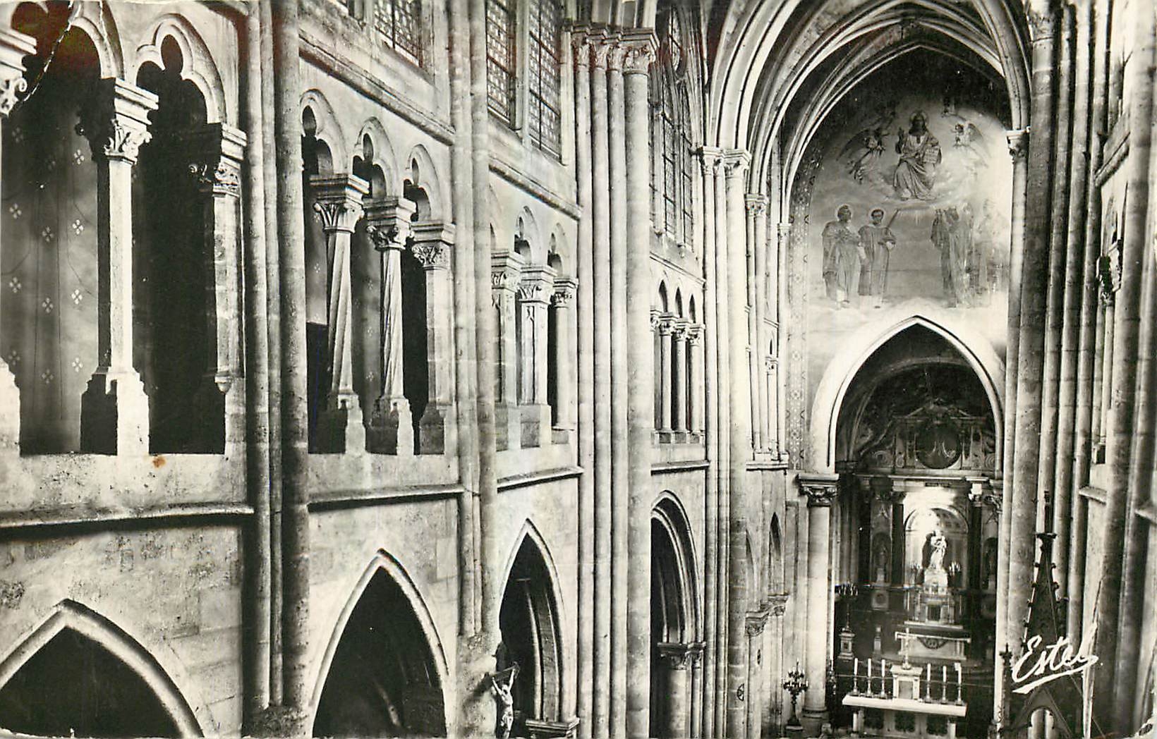 CPA Eglise Saint Germain de Dourdan Perspective de la Nef et Triforium 